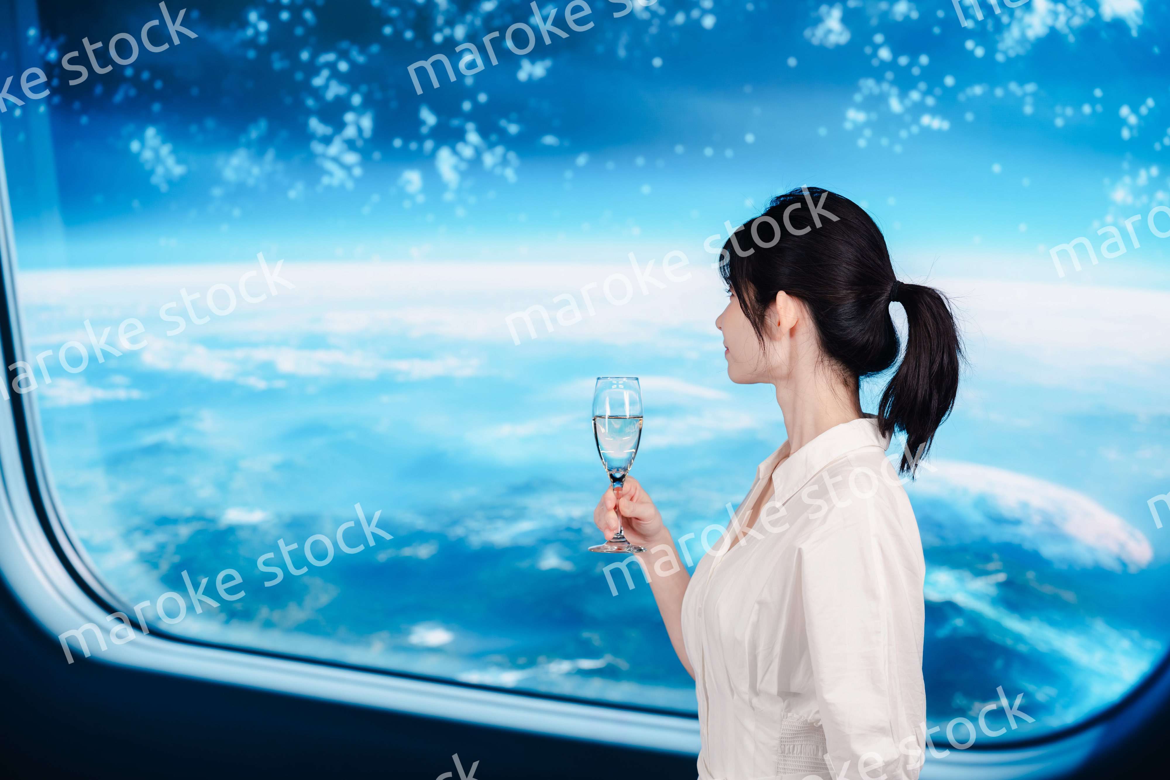 宇宙船で優雅に過ごす若い女性