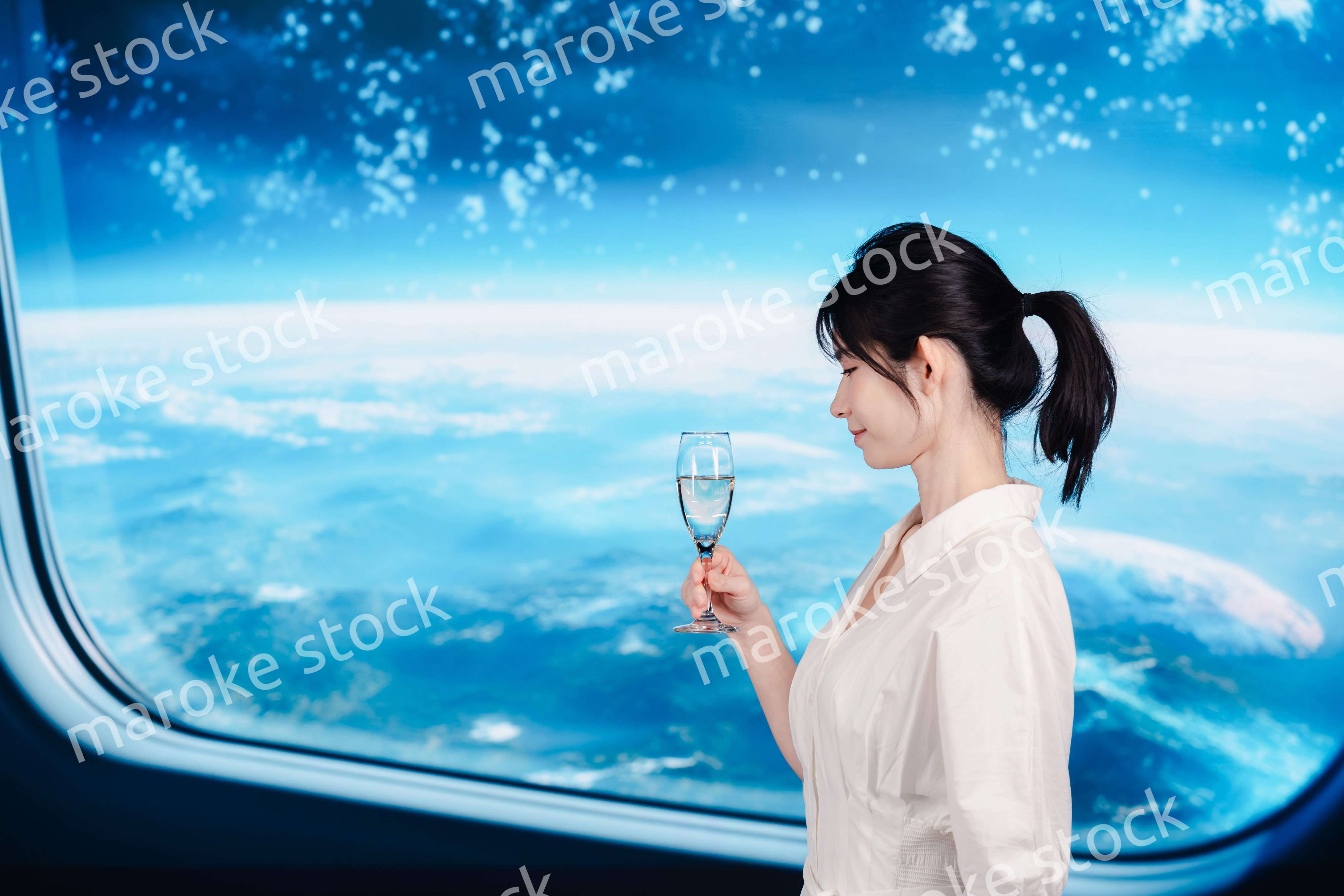 宇宙船で優雅に過ごす若い女性