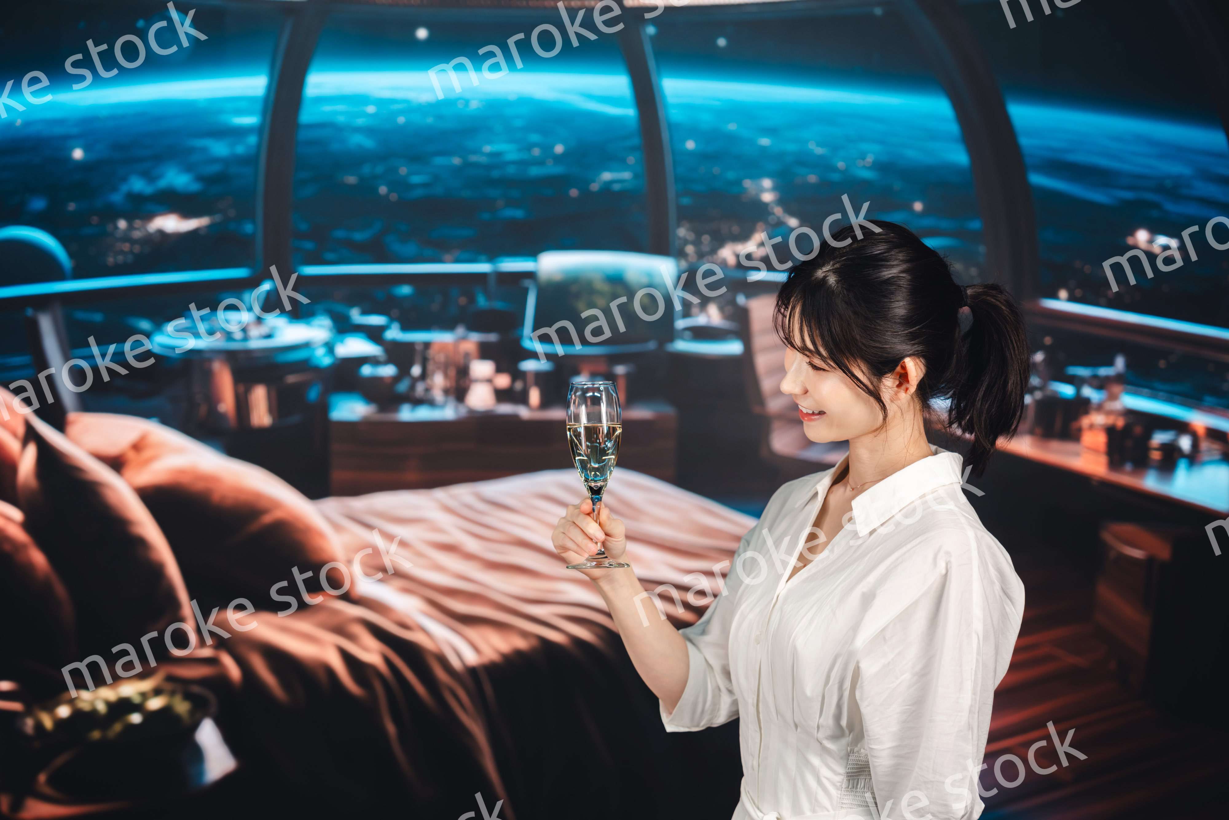 宇宙のホテルでスパークリングワインを楽しむ女性