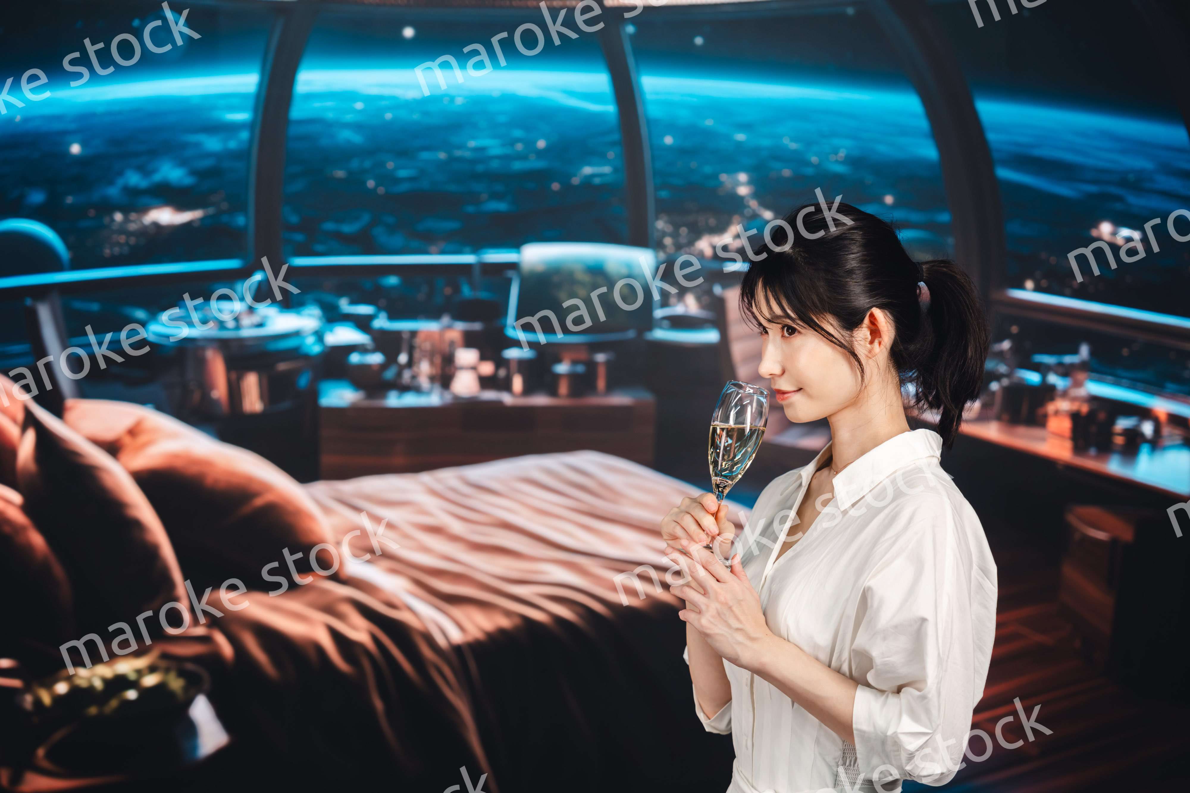 宇宙のホテルでスパークリングワインを楽しむ女性