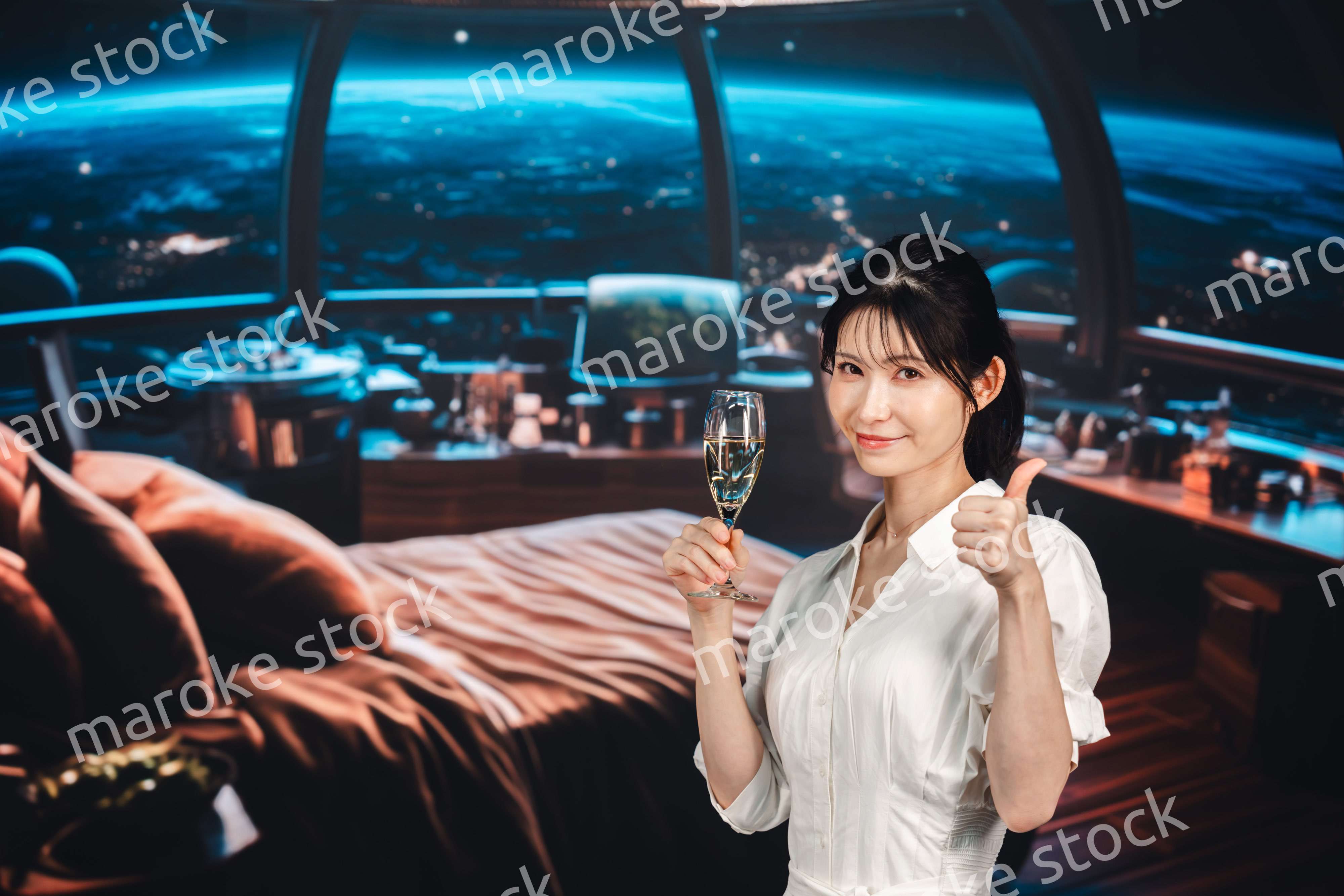 宇宙のホテルでスパークリングワインを楽しむ女性