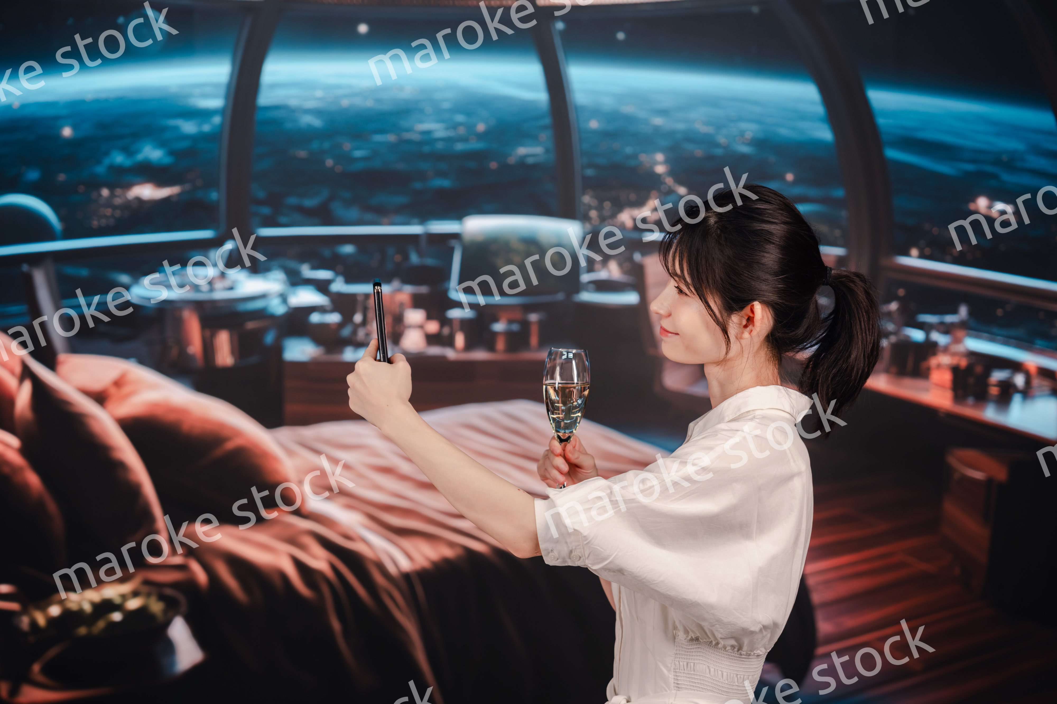 宇宙船で優雅に過ごす若い女性