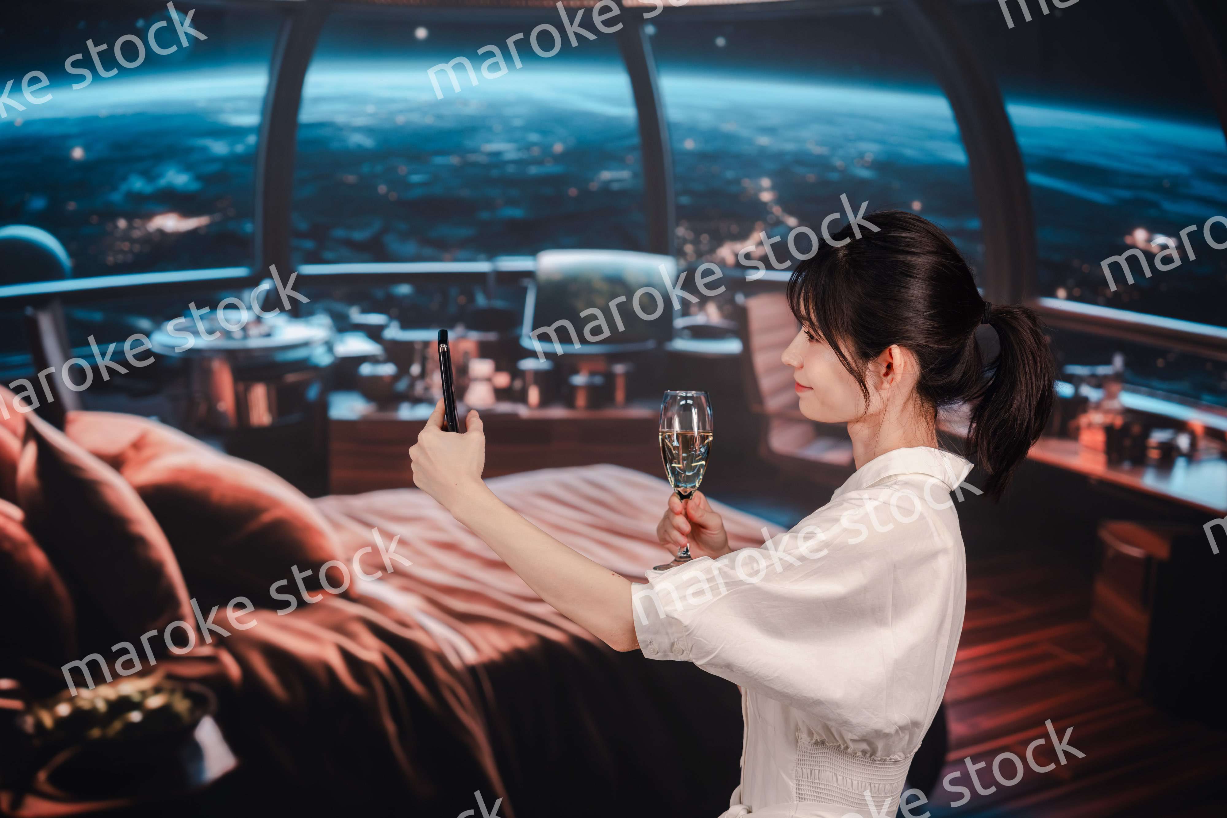 宇宙船で優雅に過ごす若い女性