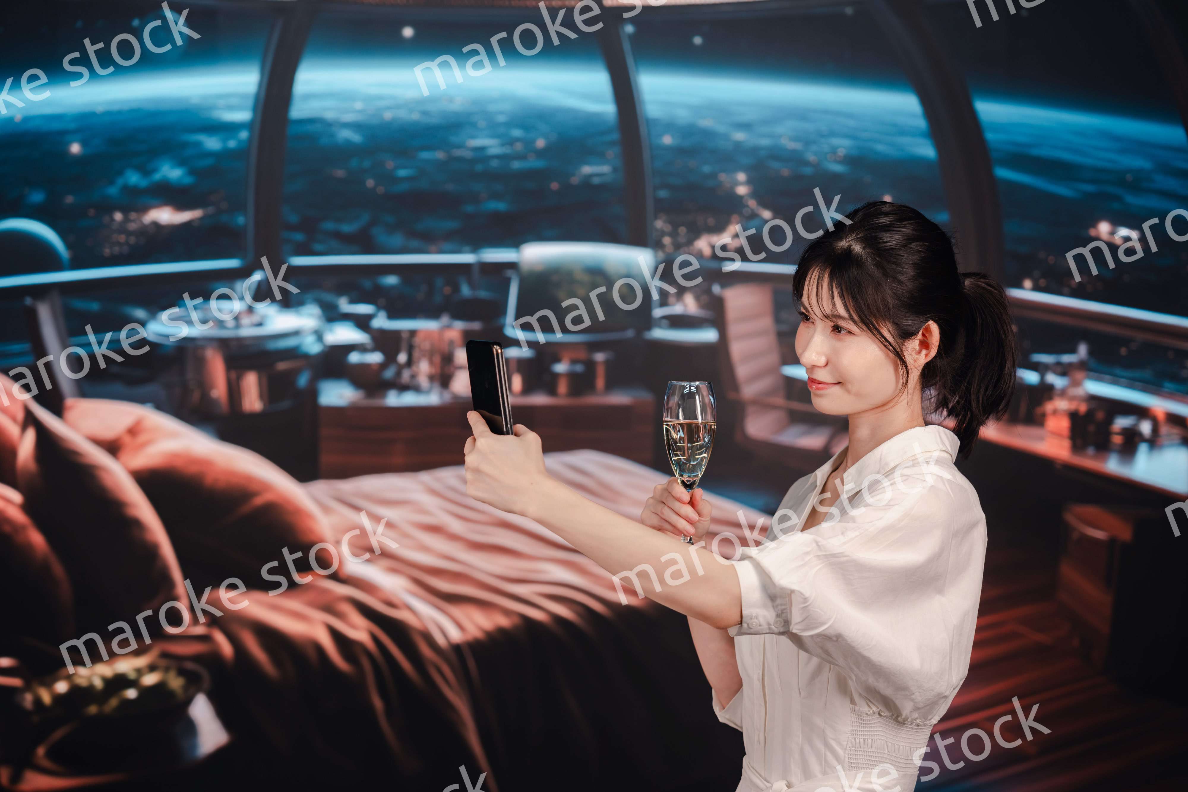 宇宙船で優雅に過ごす若い女性