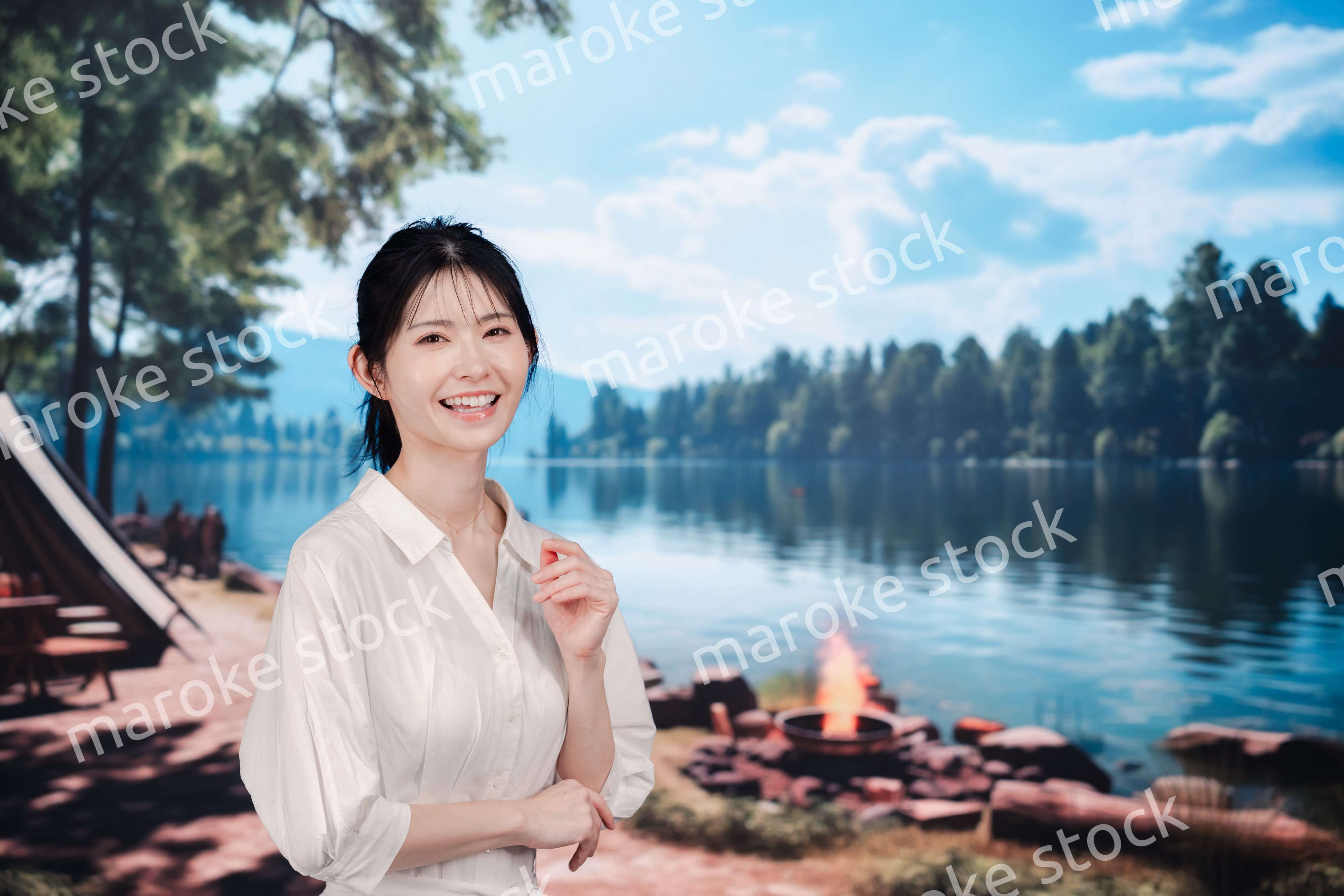 アウトドアを楽しむ若い女性