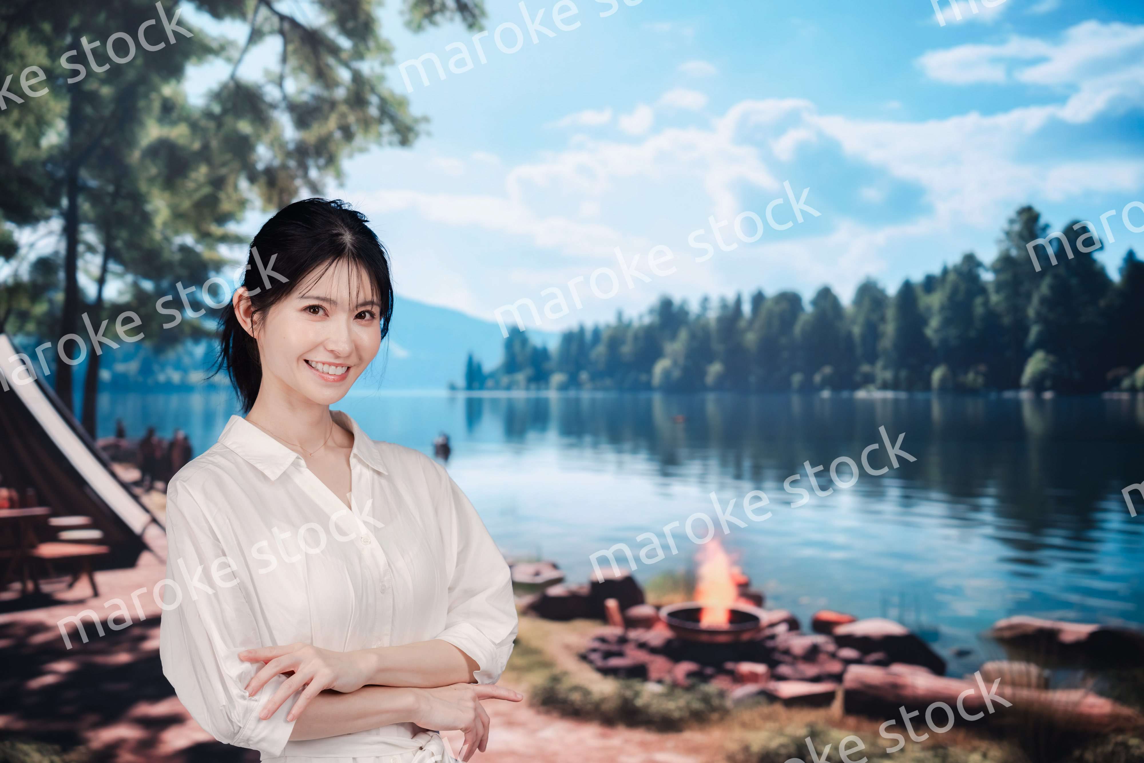 アウトドアを楽しむ若い女性