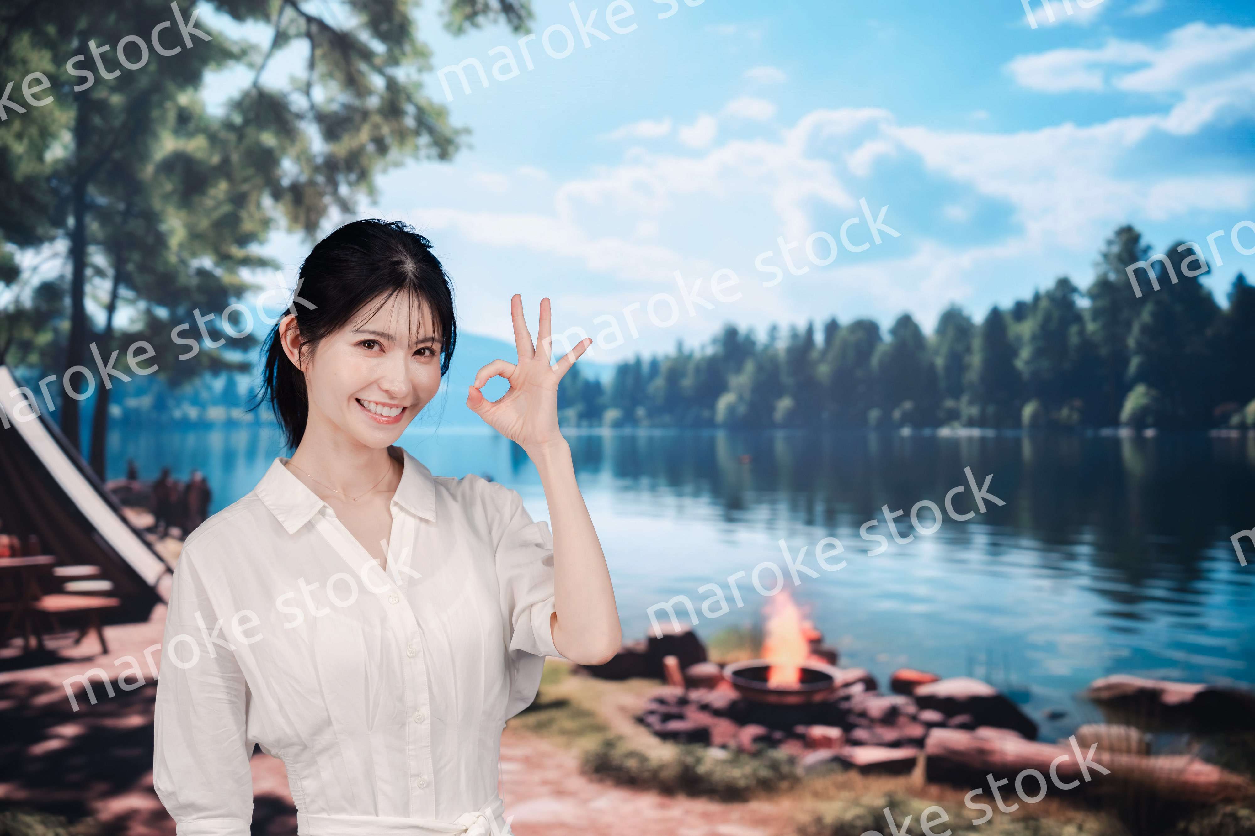 アウトドアを楽しむ若い女性