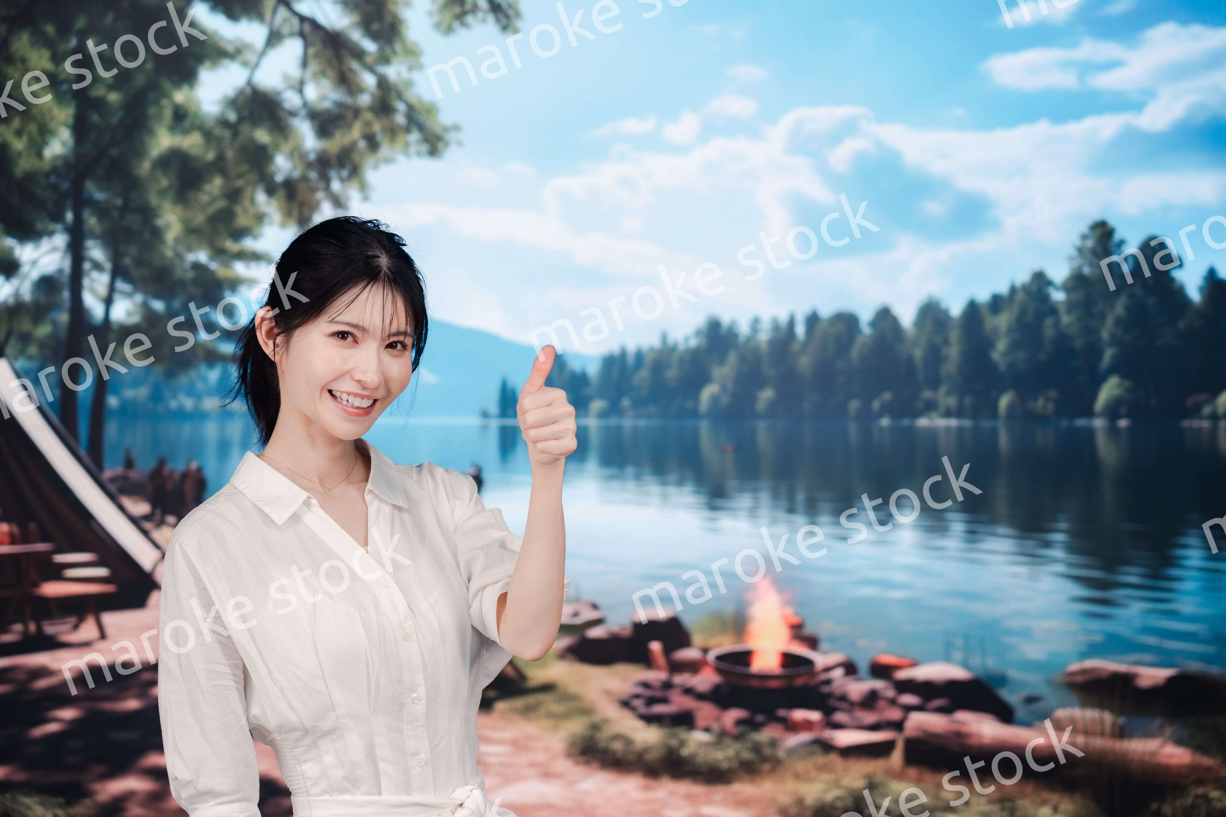 アウトドアを楽しむ若い女性