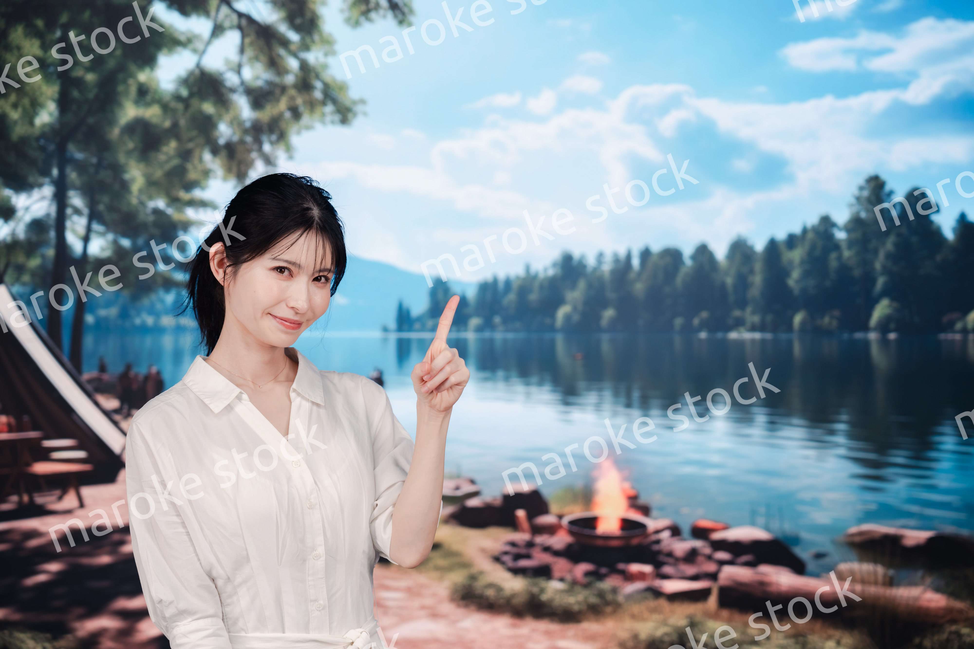 アウトドアを楽しむ若い女性