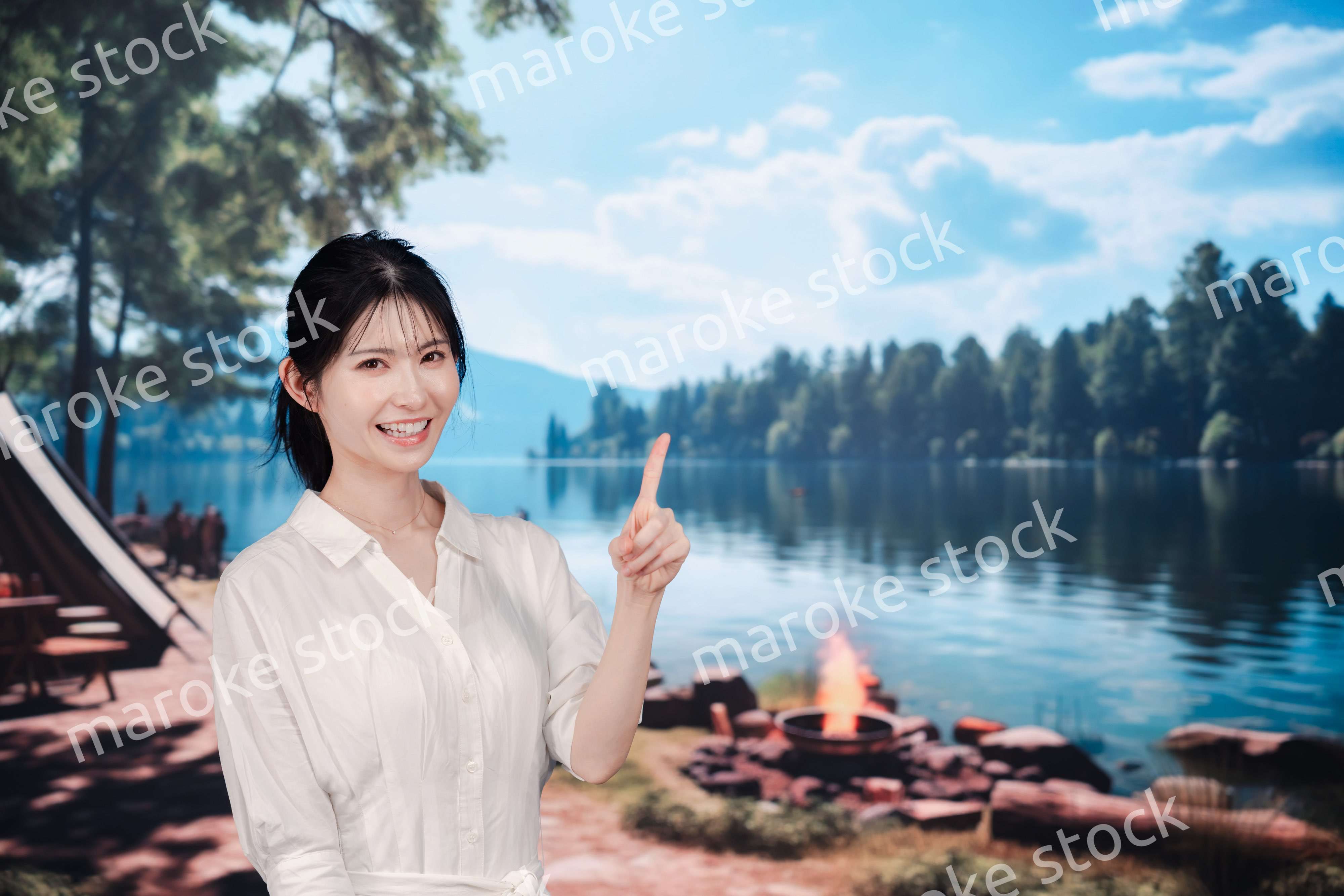 アウトドアを楽しむ若い女性