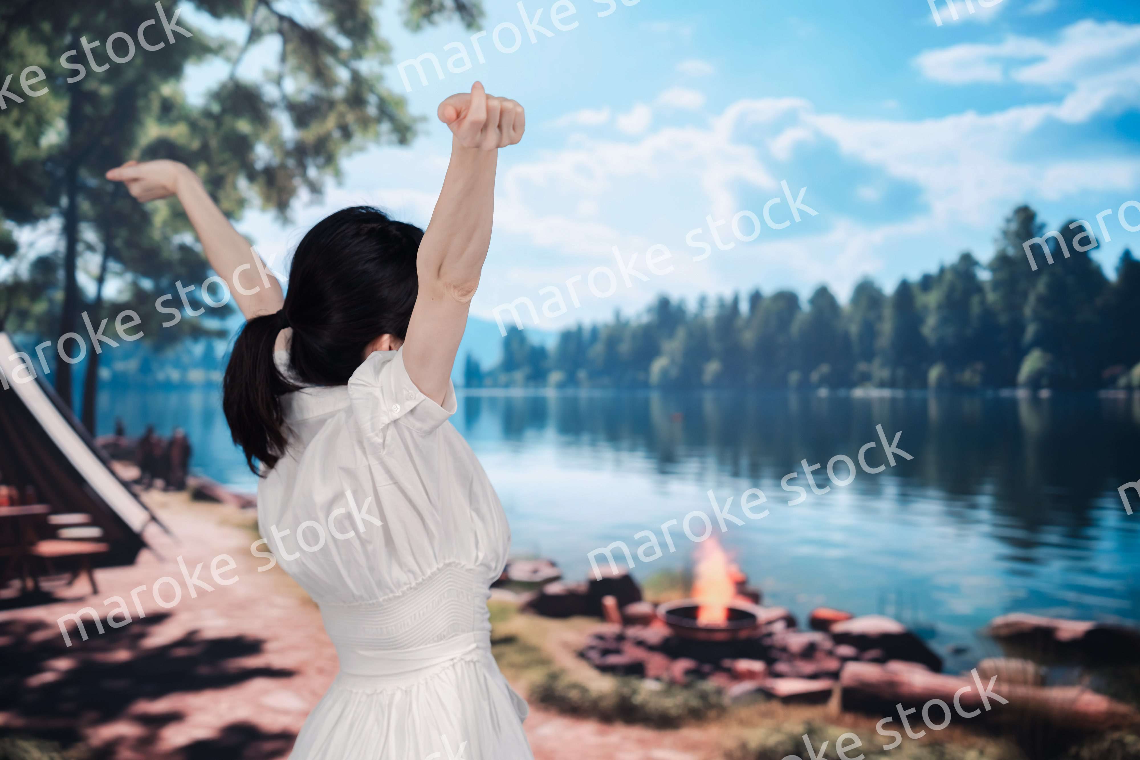 アウトドアを楽しむ若い女性