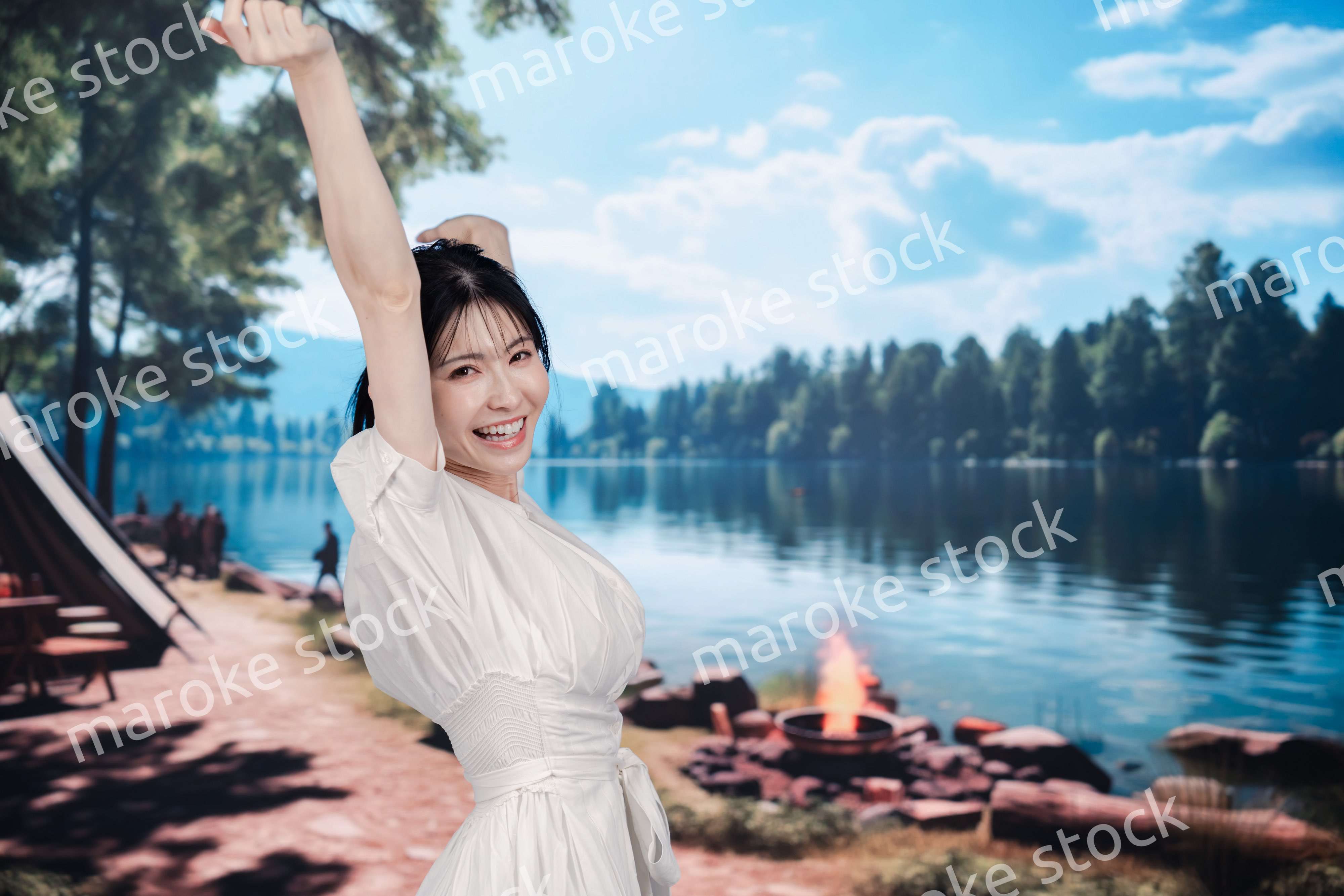 アウトドアを楽しむ若い女性