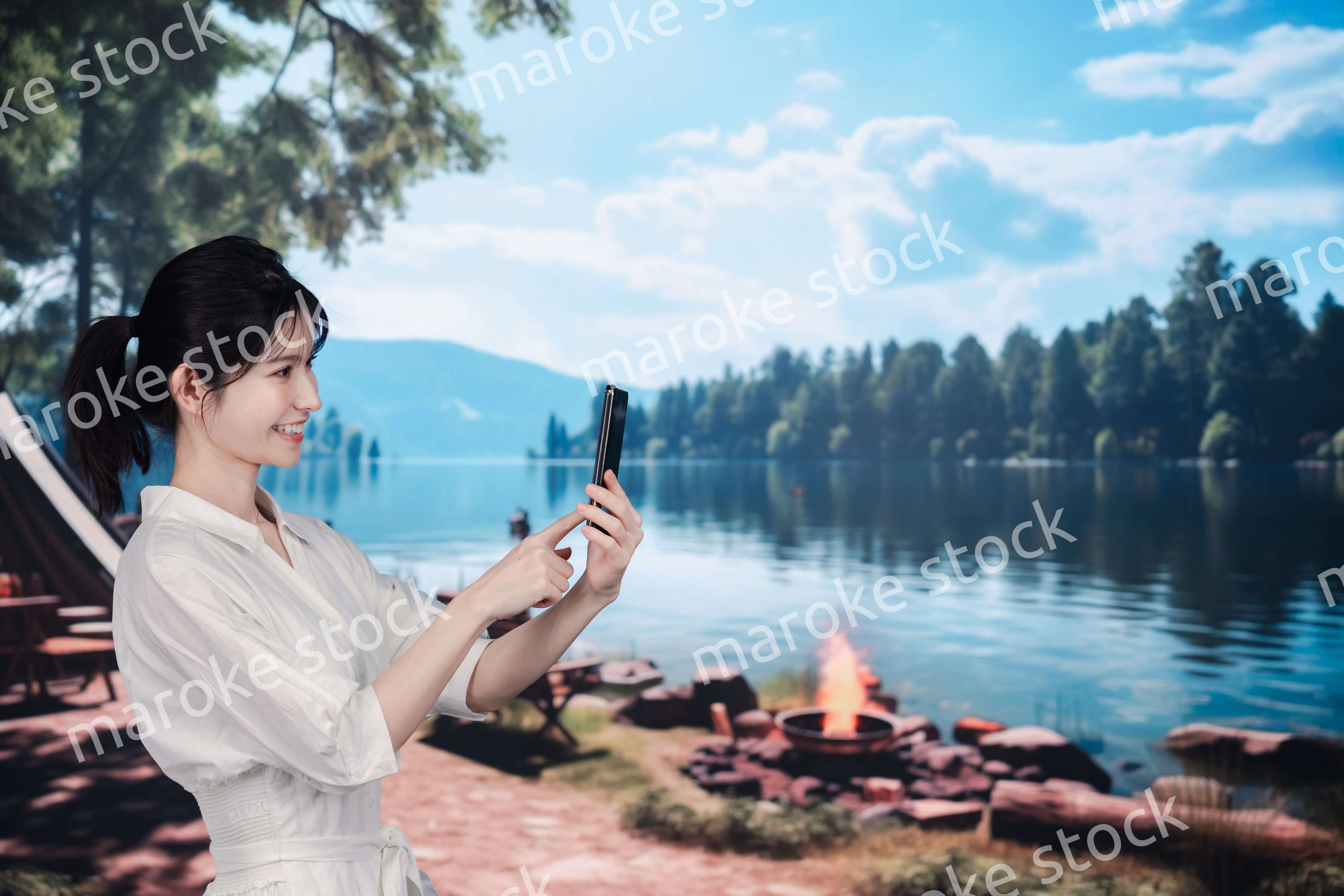 アウトドアを楽しむ若い女性