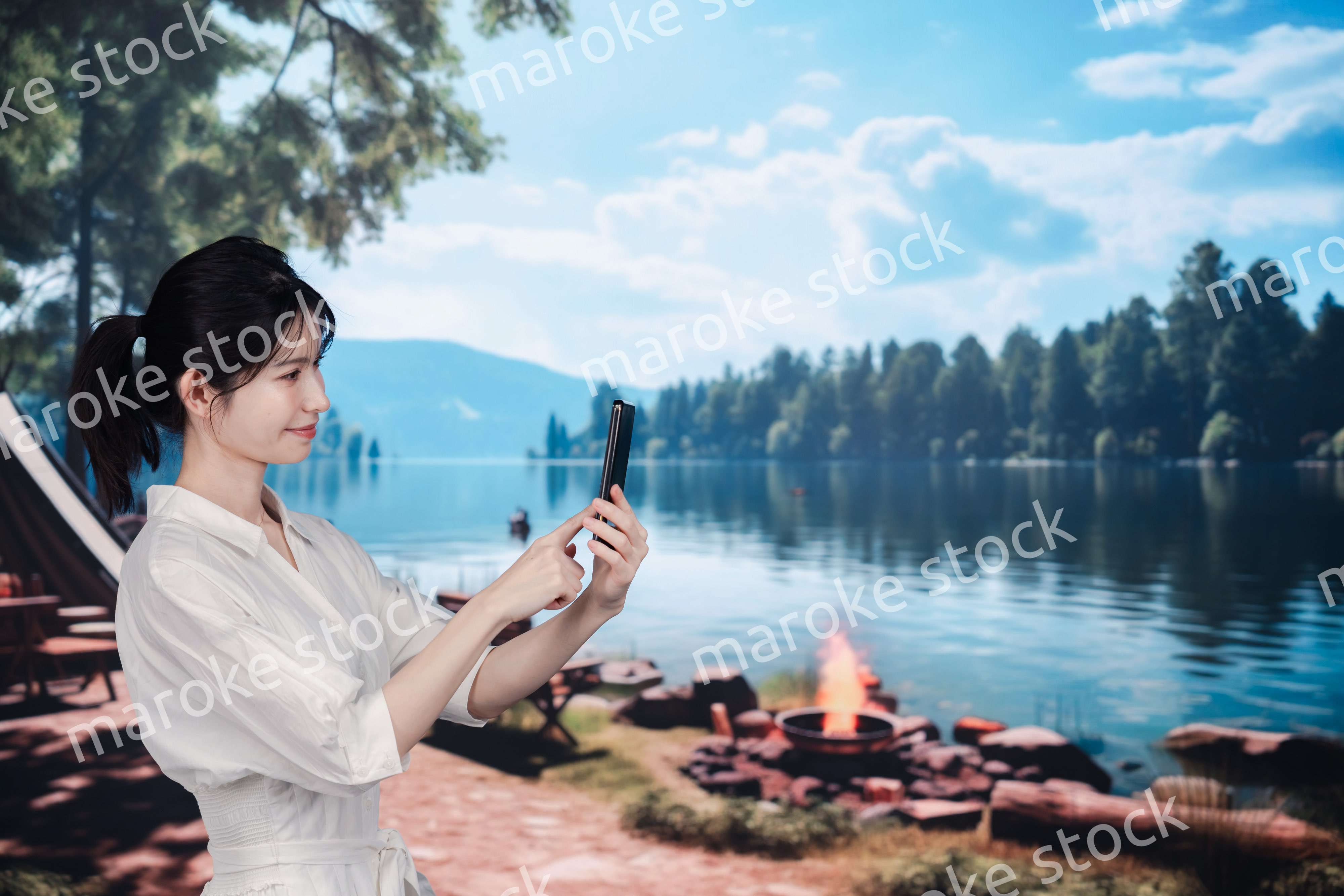 アウトドアを楽しむ若い女性