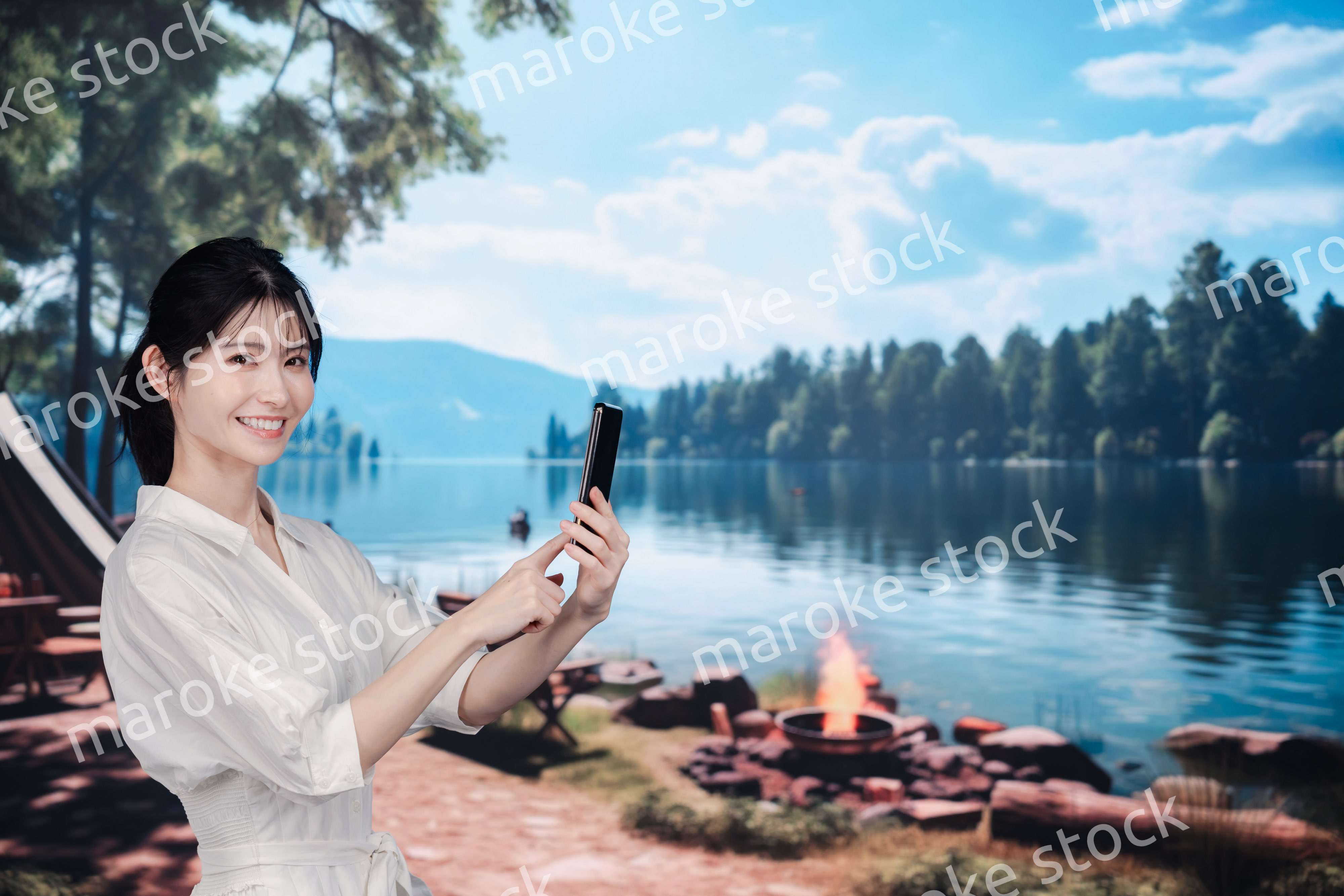 アウトドアを楽しむ若い女性