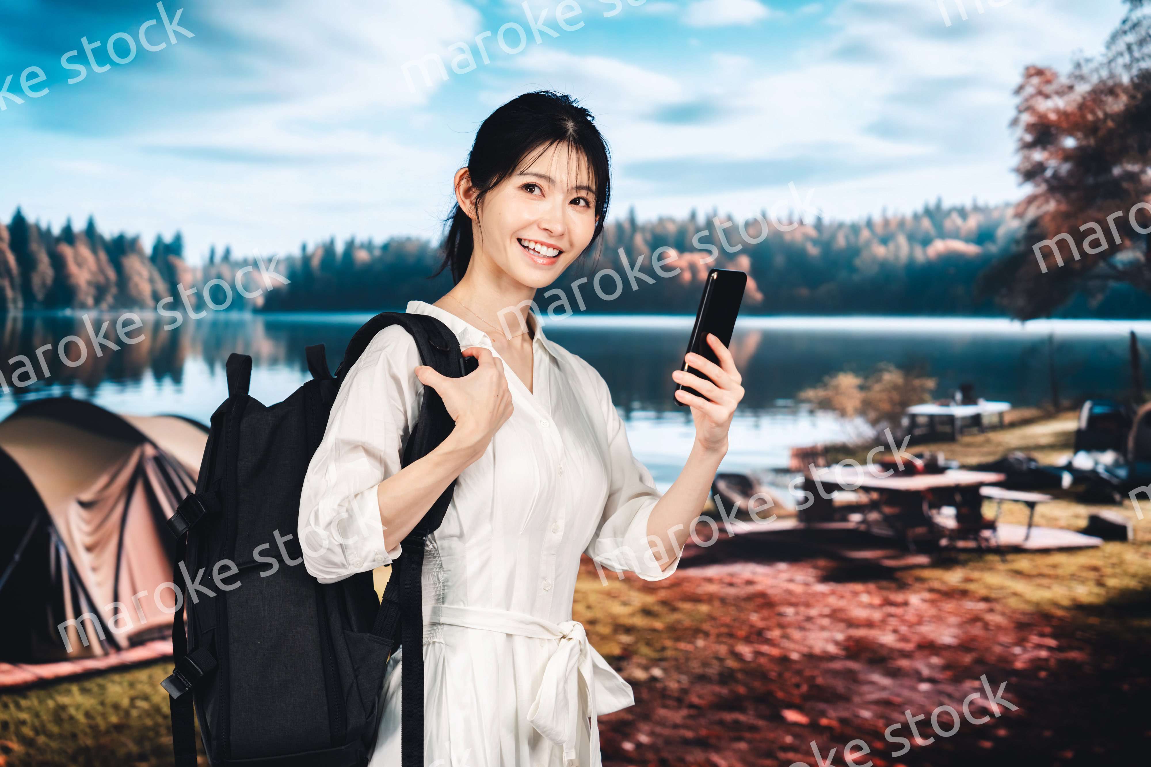 アウトドアを楽しむ若い女性