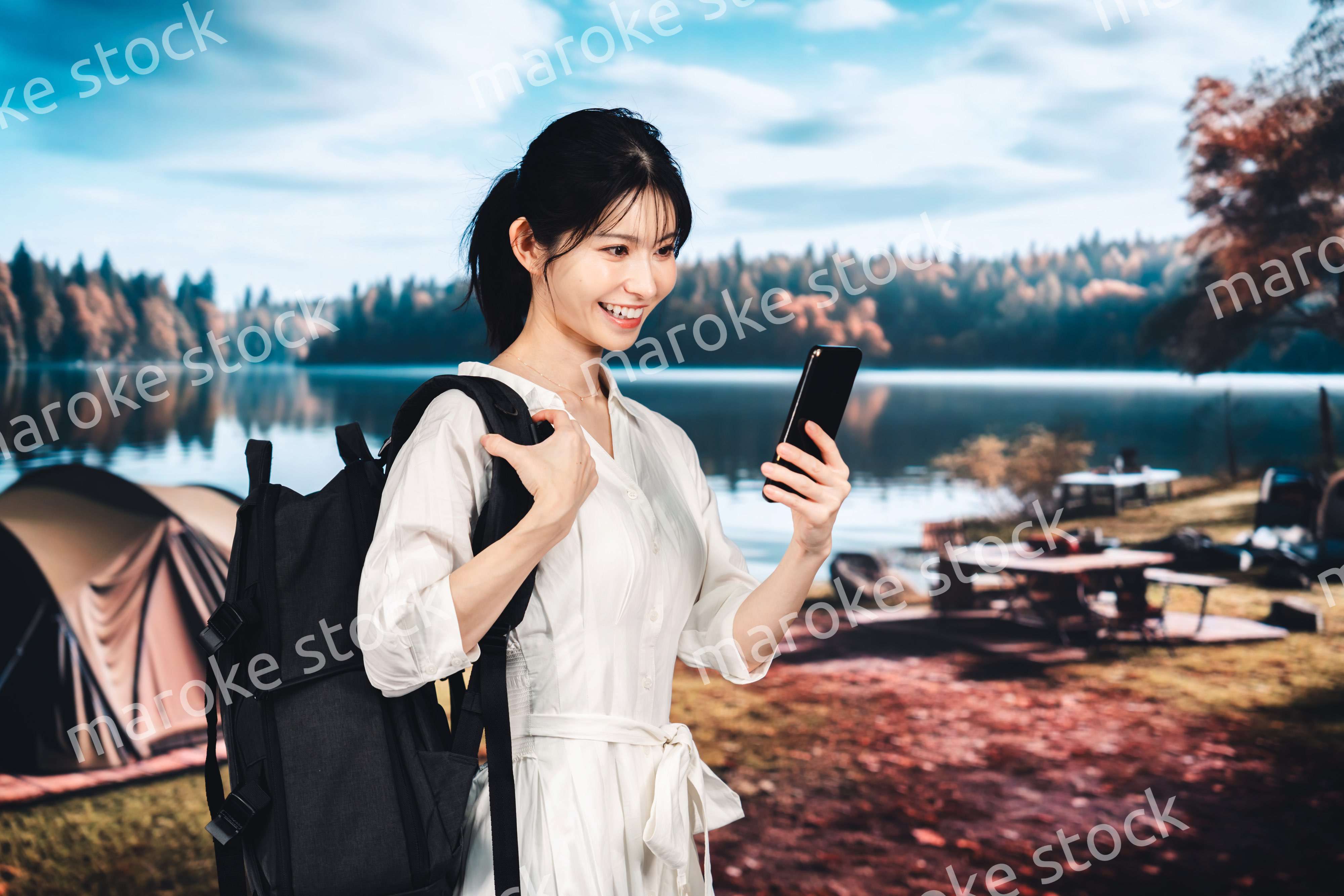 アウトドアを楽しむ若い女性