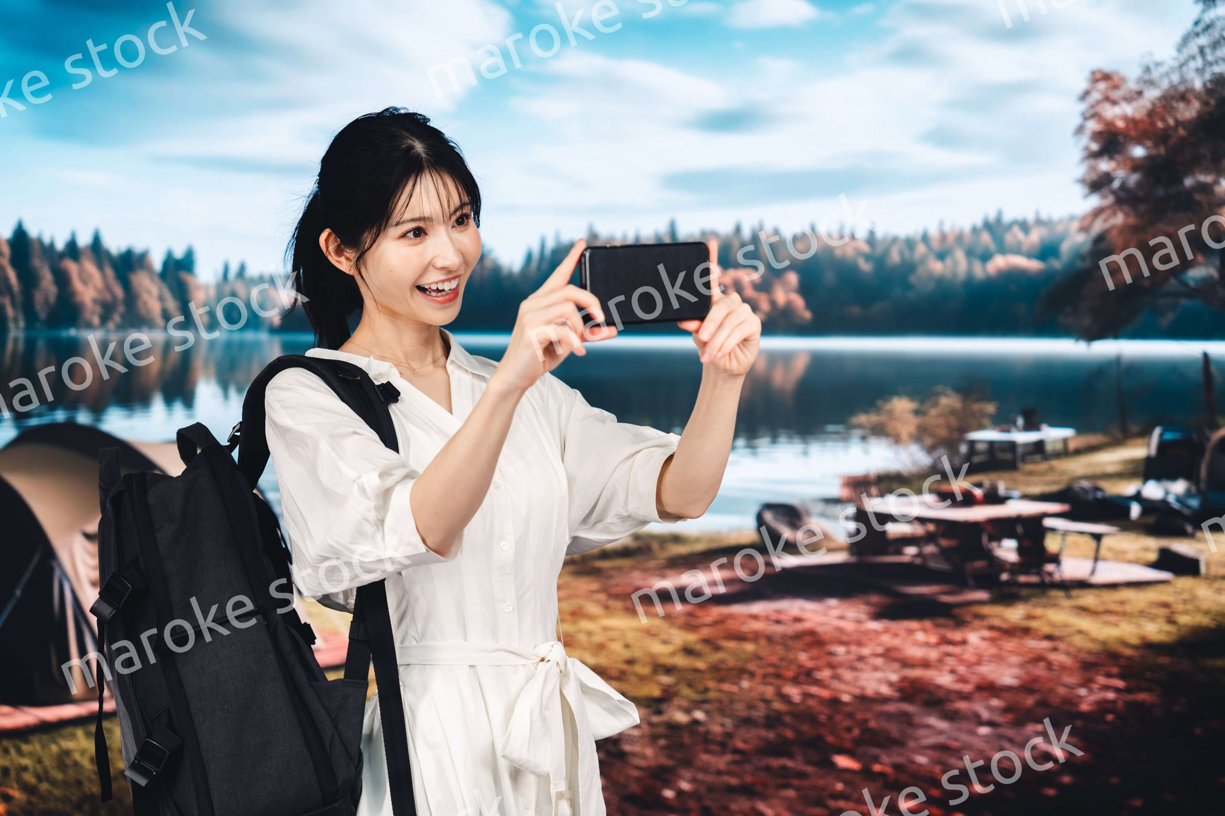 アウトドアを楽しむ若い女性