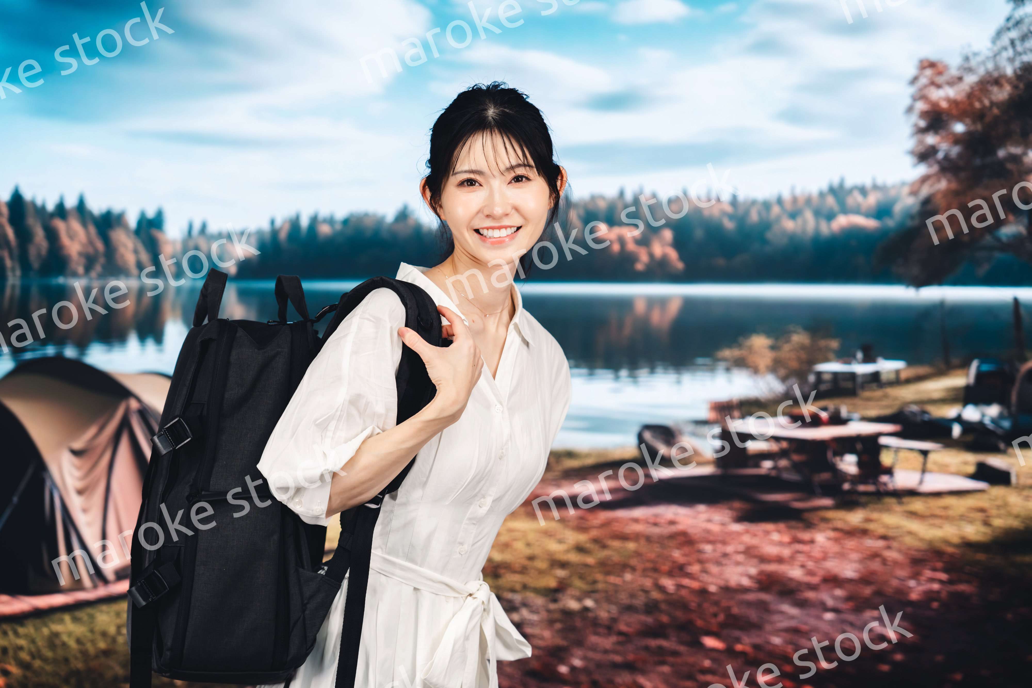 アウトドアを楽しむ若い女性