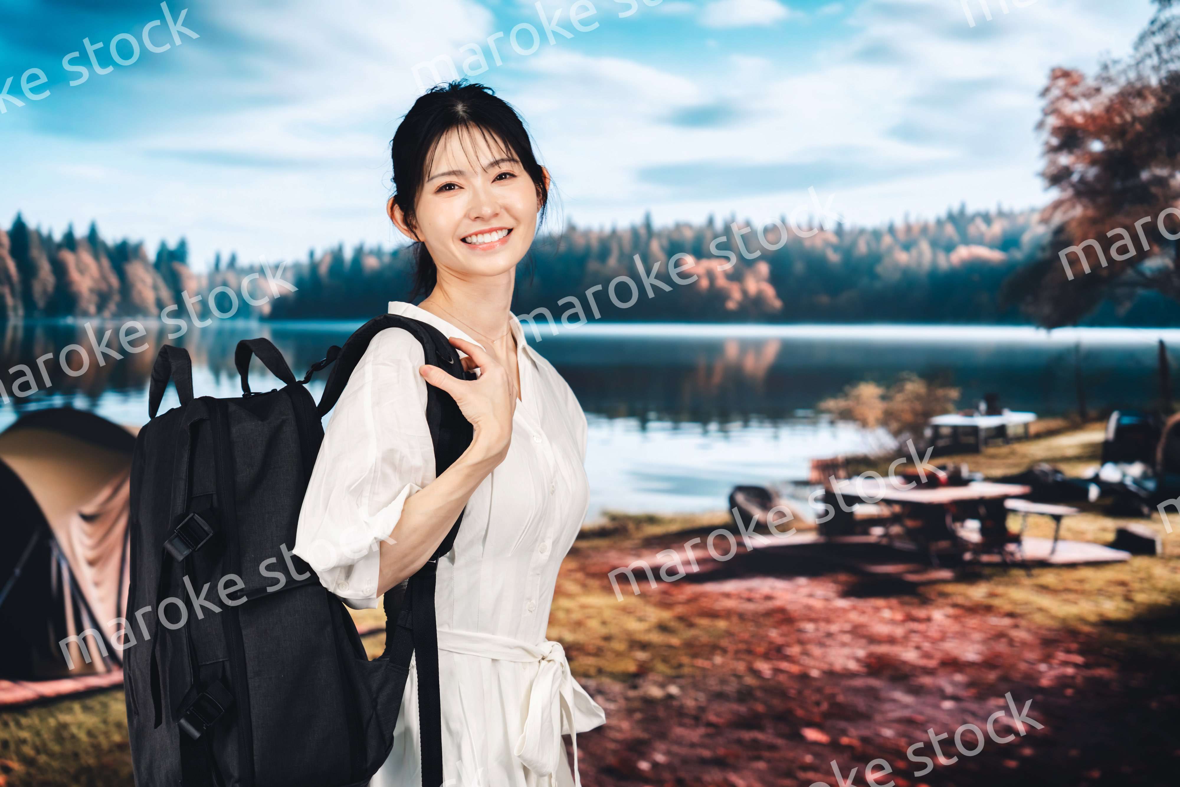 アウトドアを楽しむ若い女性