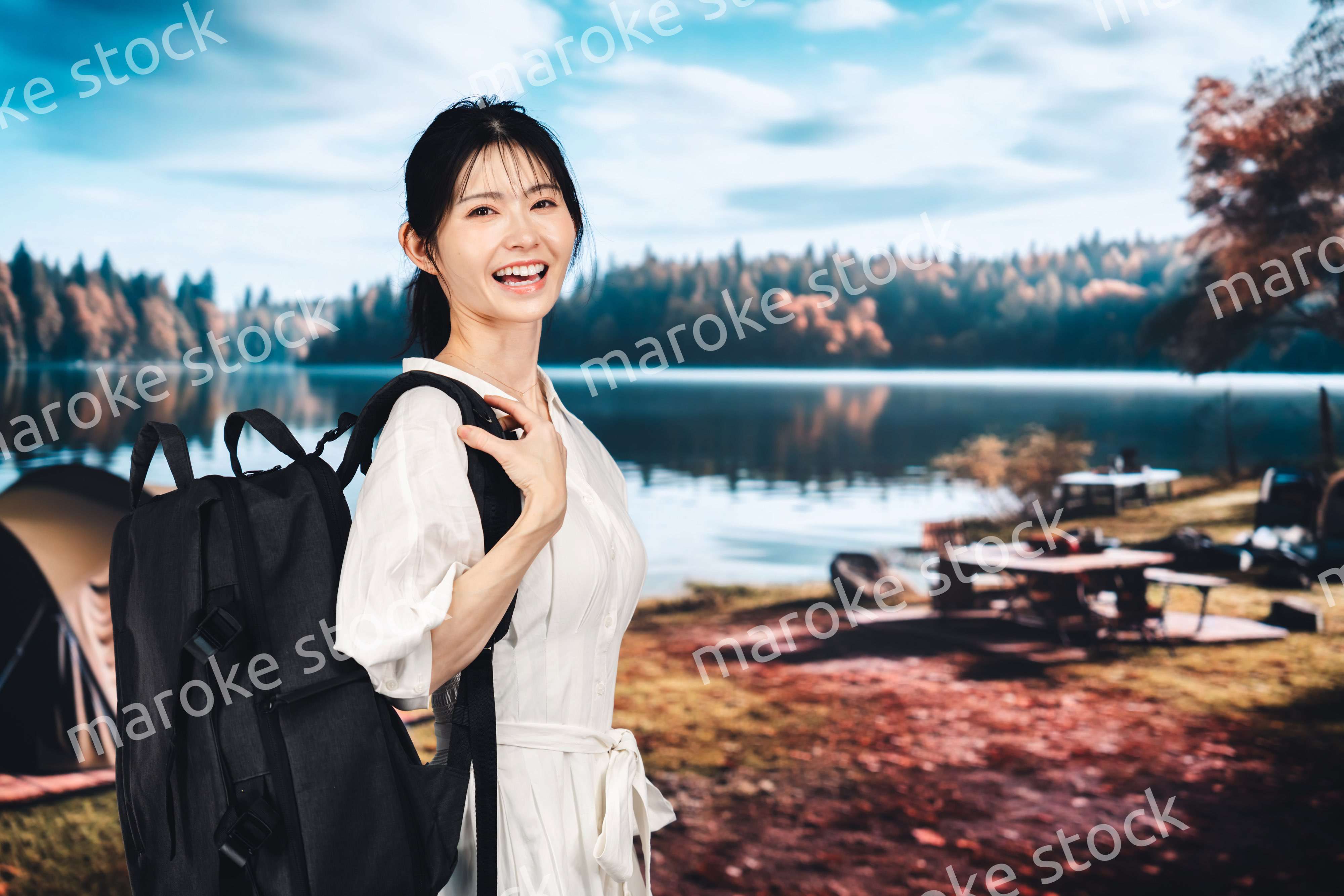 アウトドアを楽しむ若い女性