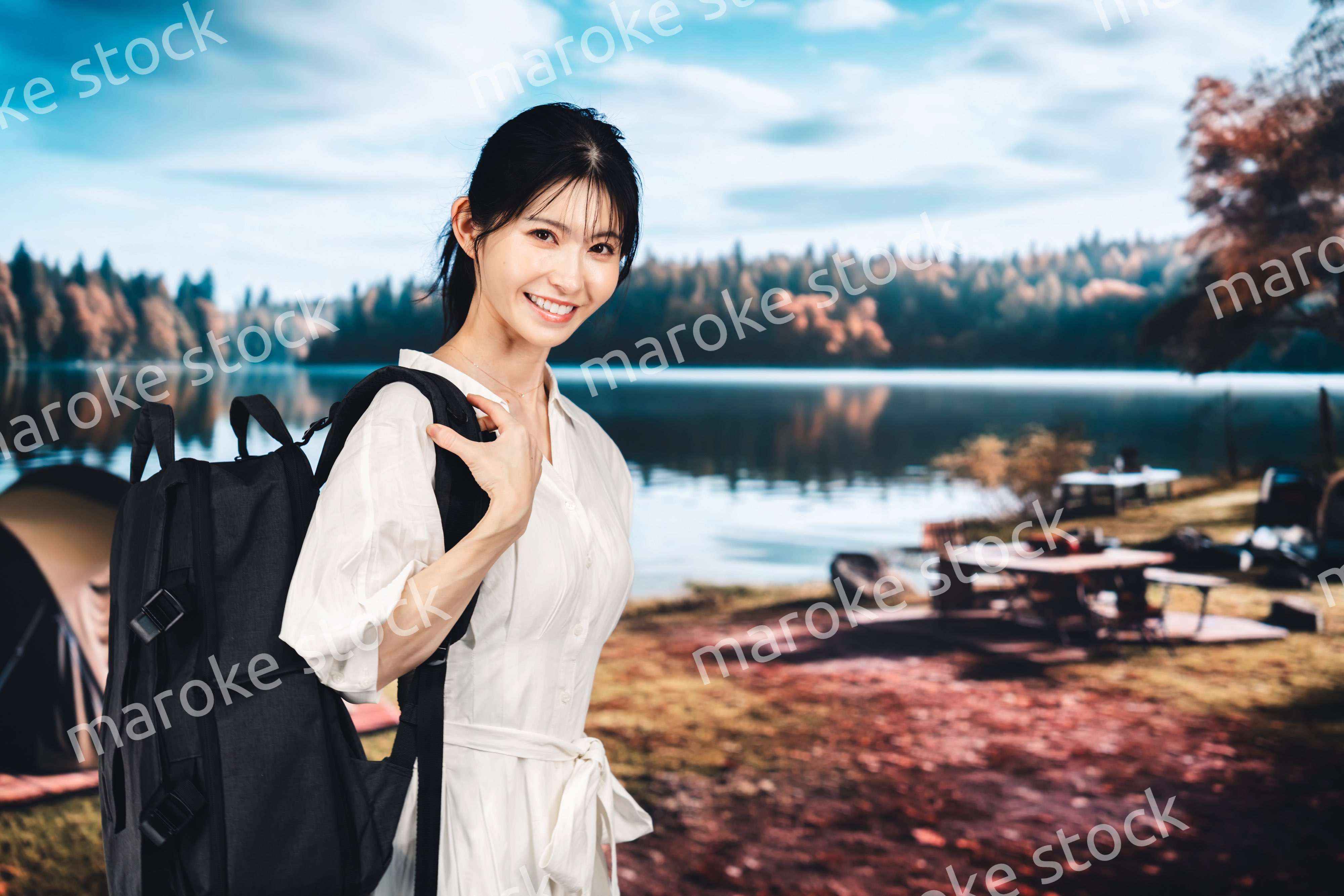 アウトドアを楽しむ若い女性