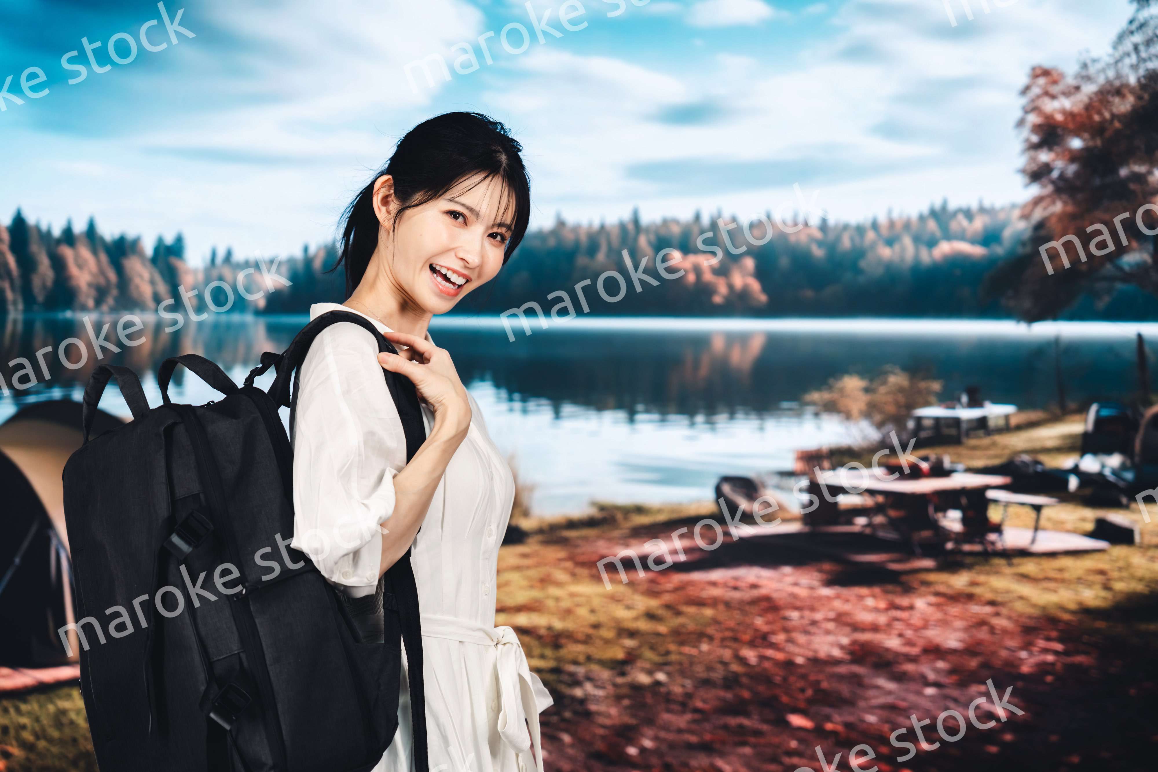 アウトドアを楽しむ若い女性