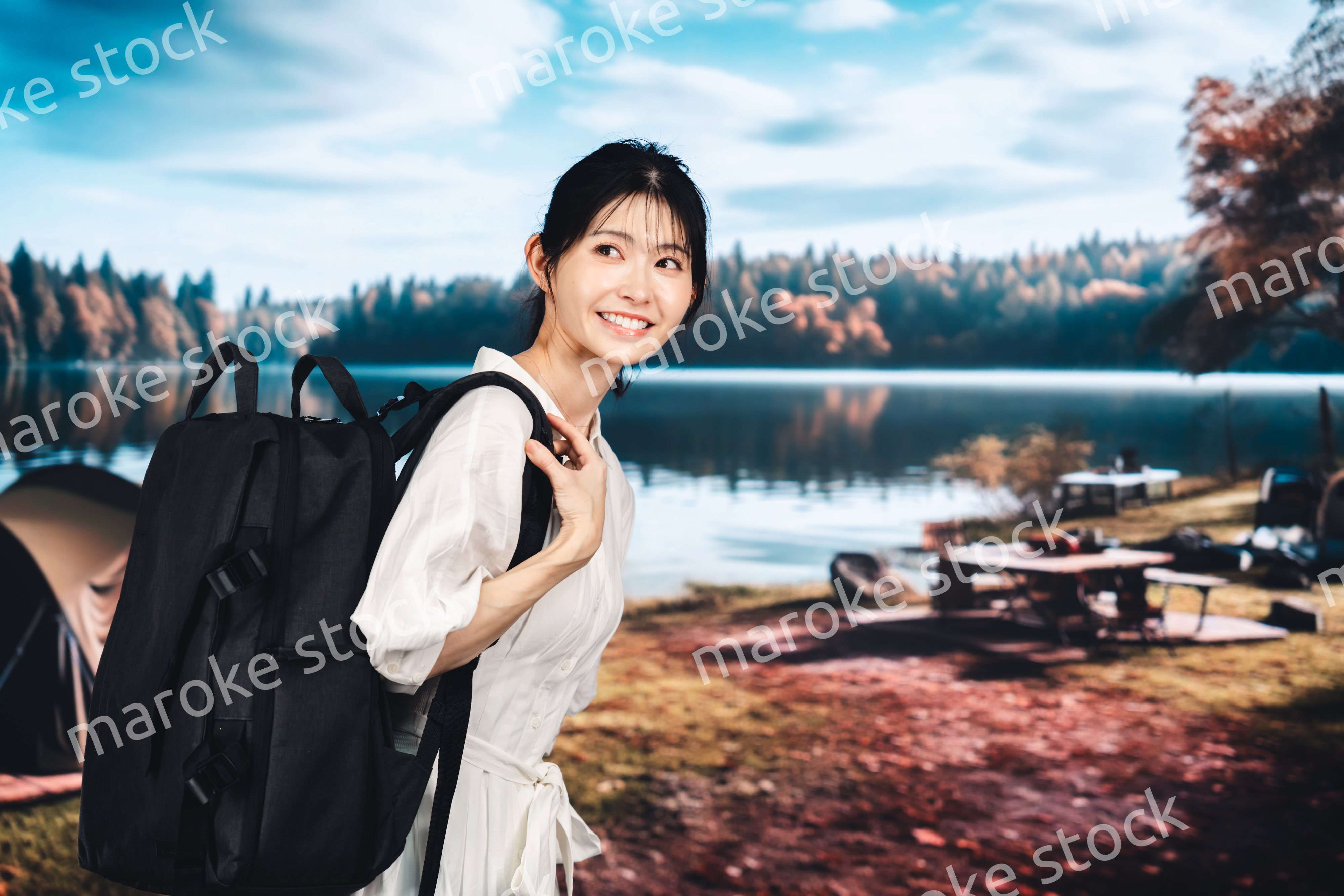 アウトドアを楽しむ若い女性