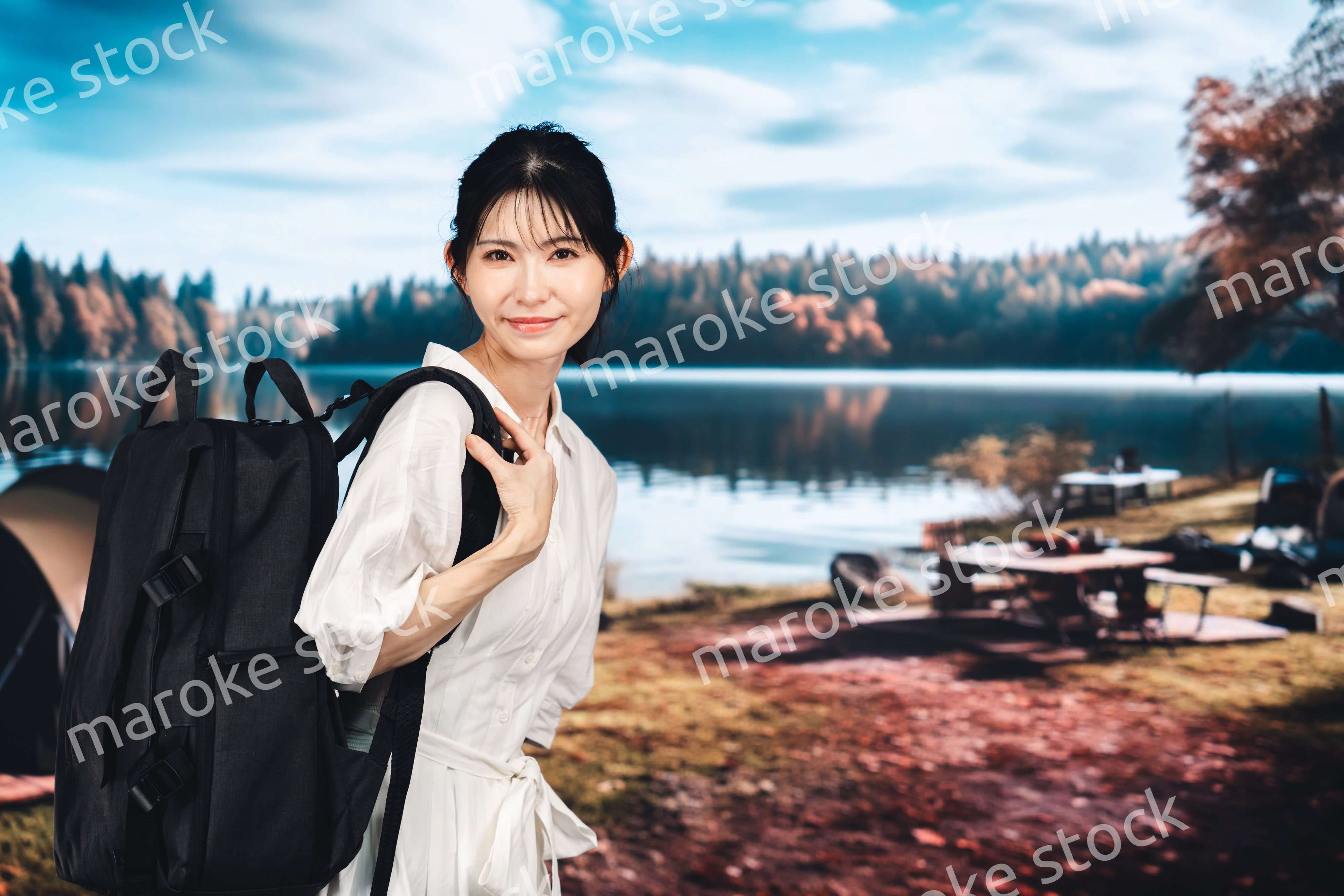 アウトドアを楽しむ若い女性