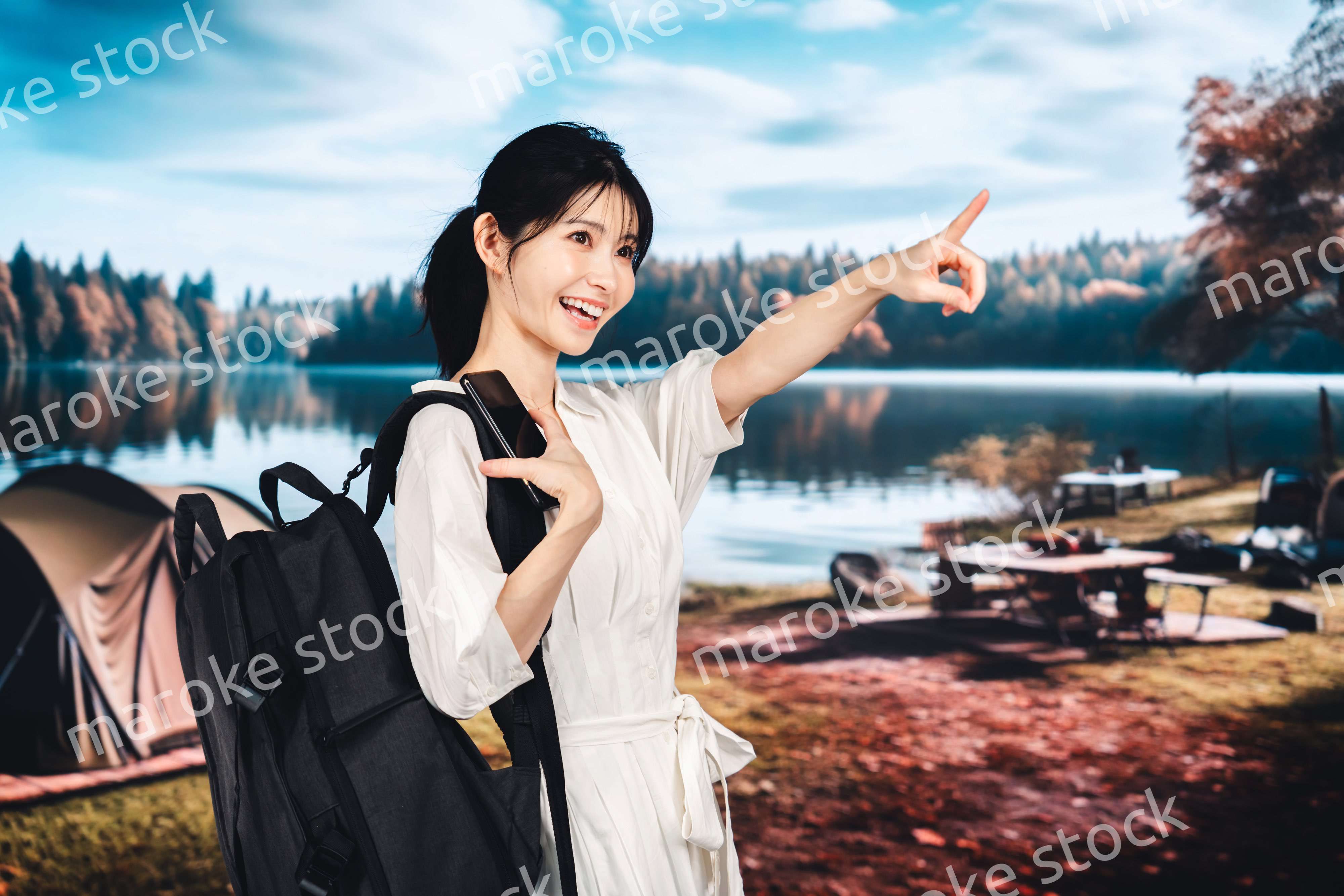 アウトドアを楽しむ若い女性