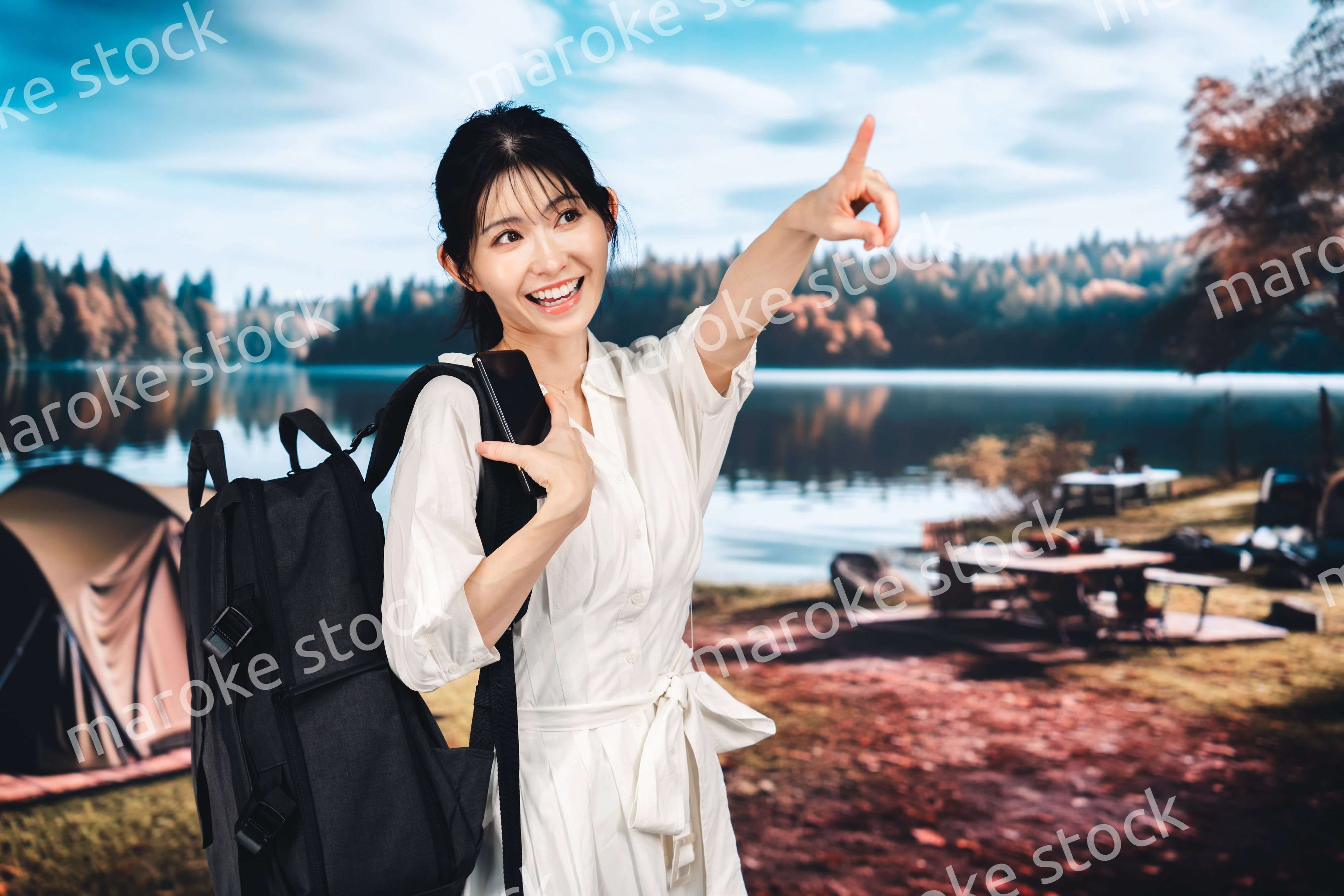 アウトドアを楽しむ若い女性