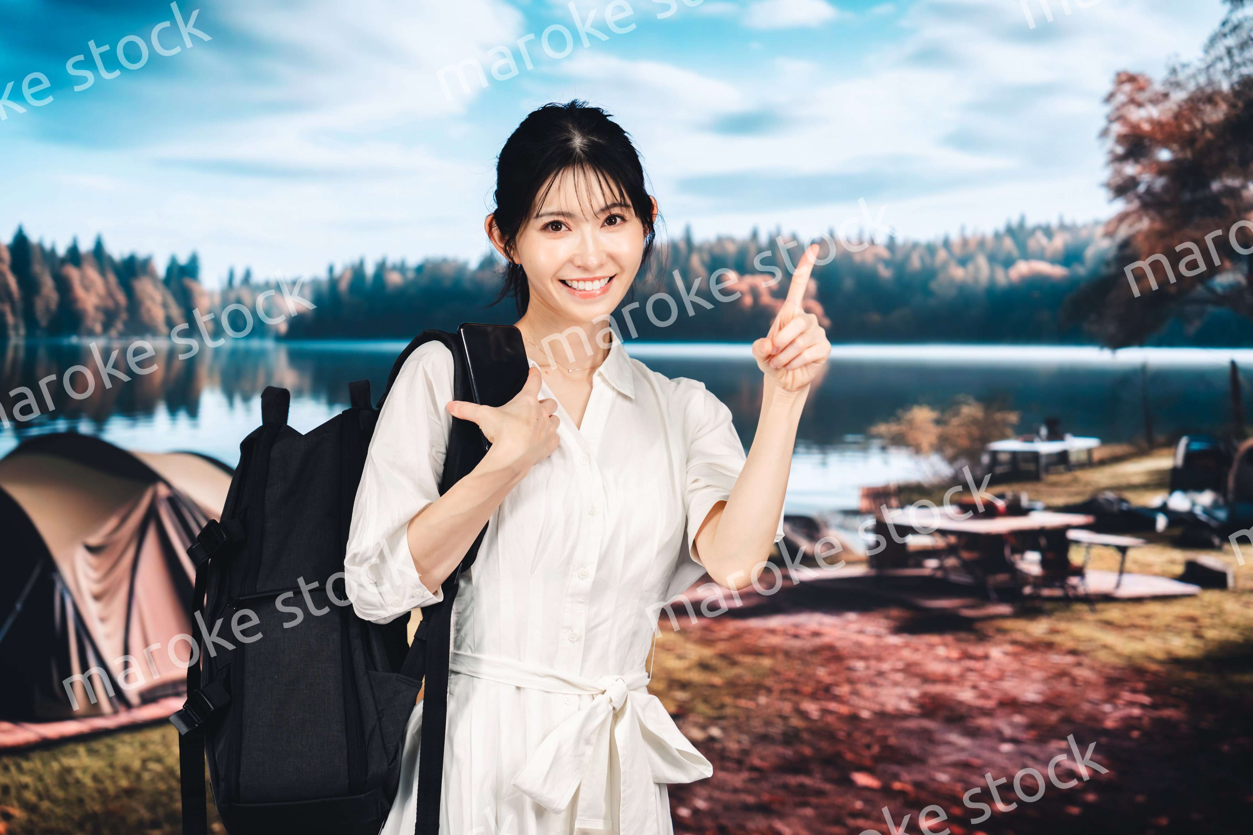 アウトドアを楽しむ若い女性