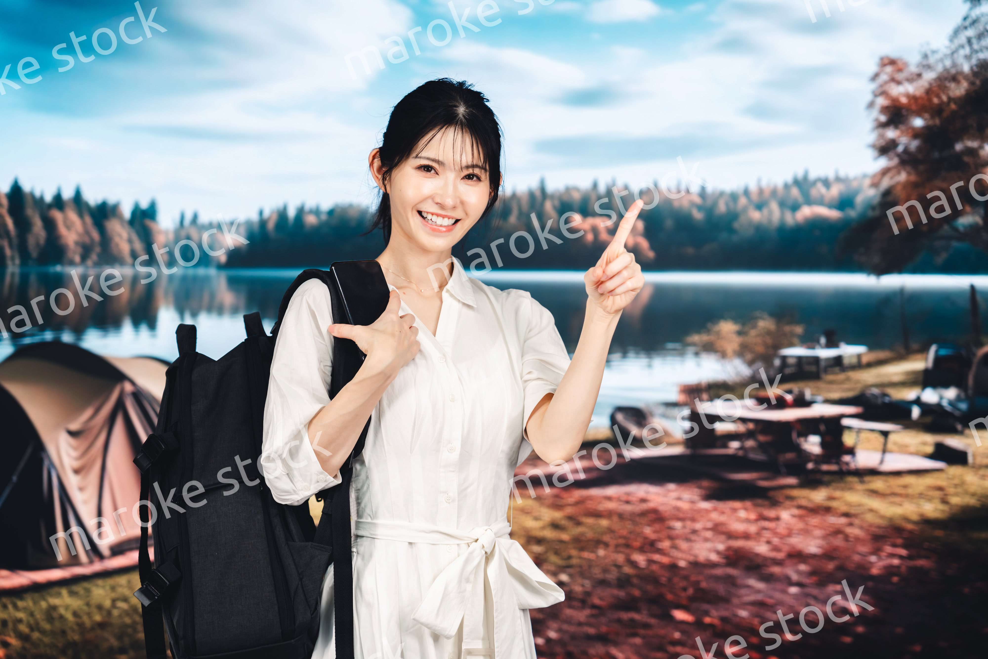 アウトドアを楽しむ若い女性