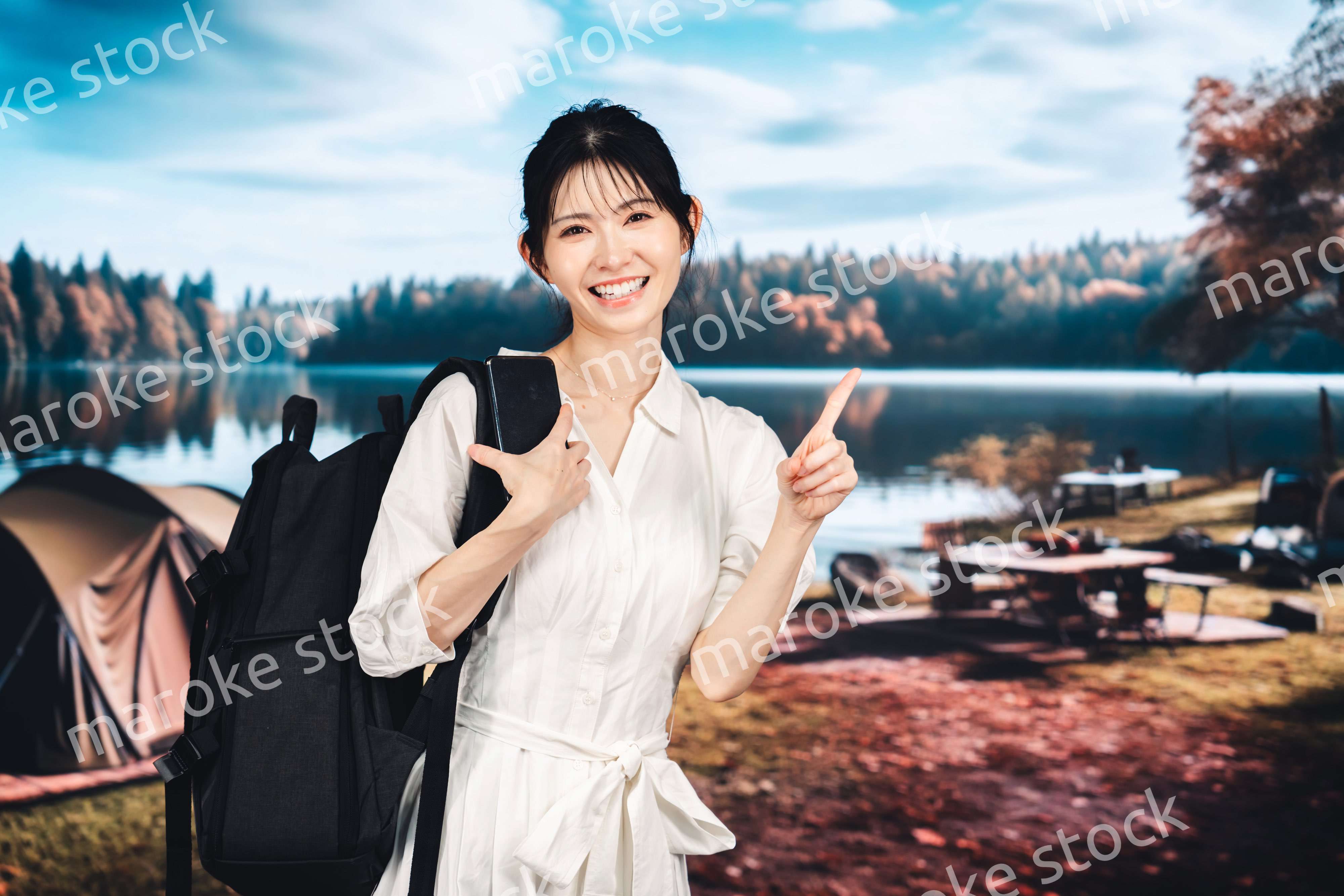 アウトドアを楽しむ若い女性