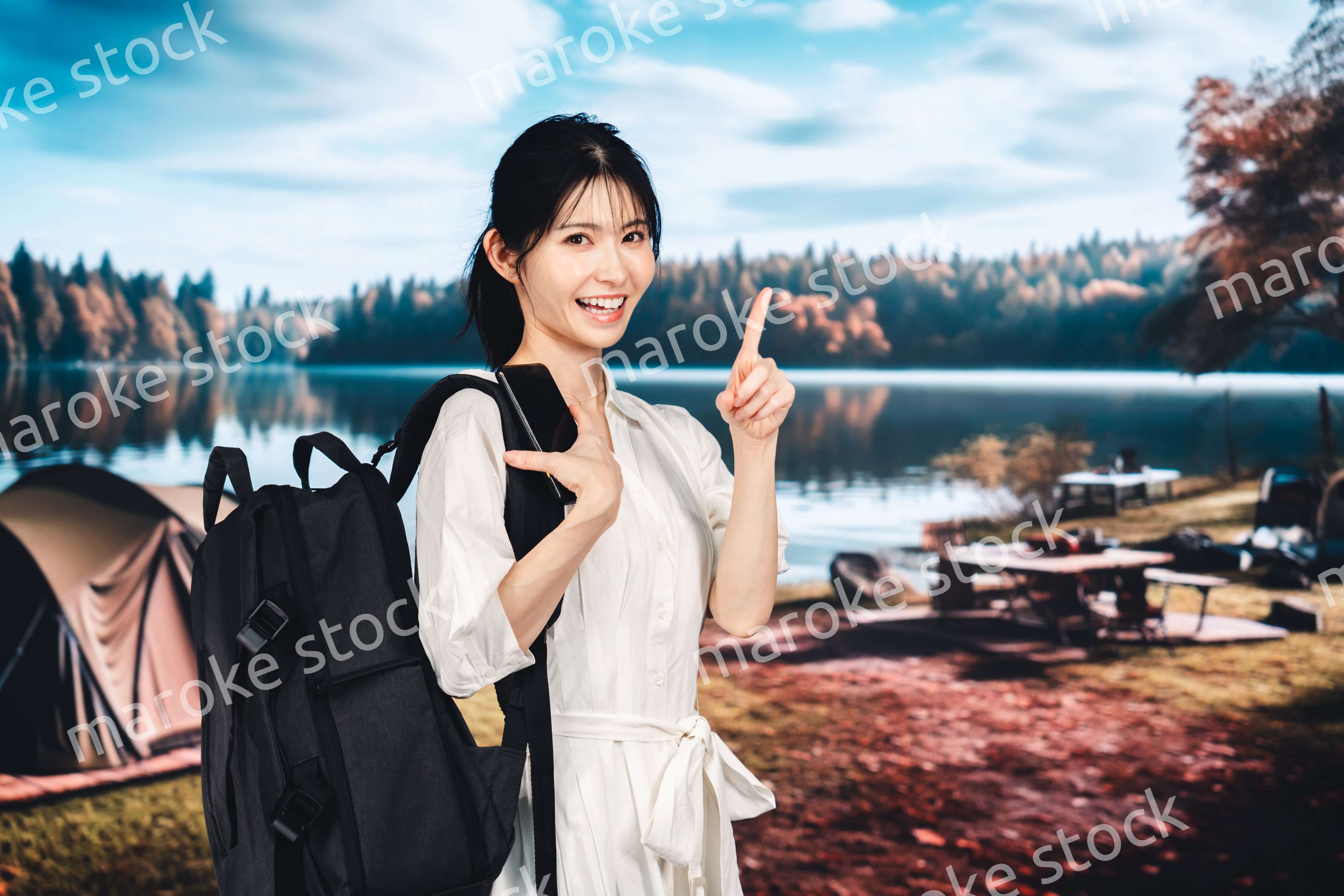 アウトドアを楽しむ若い女性