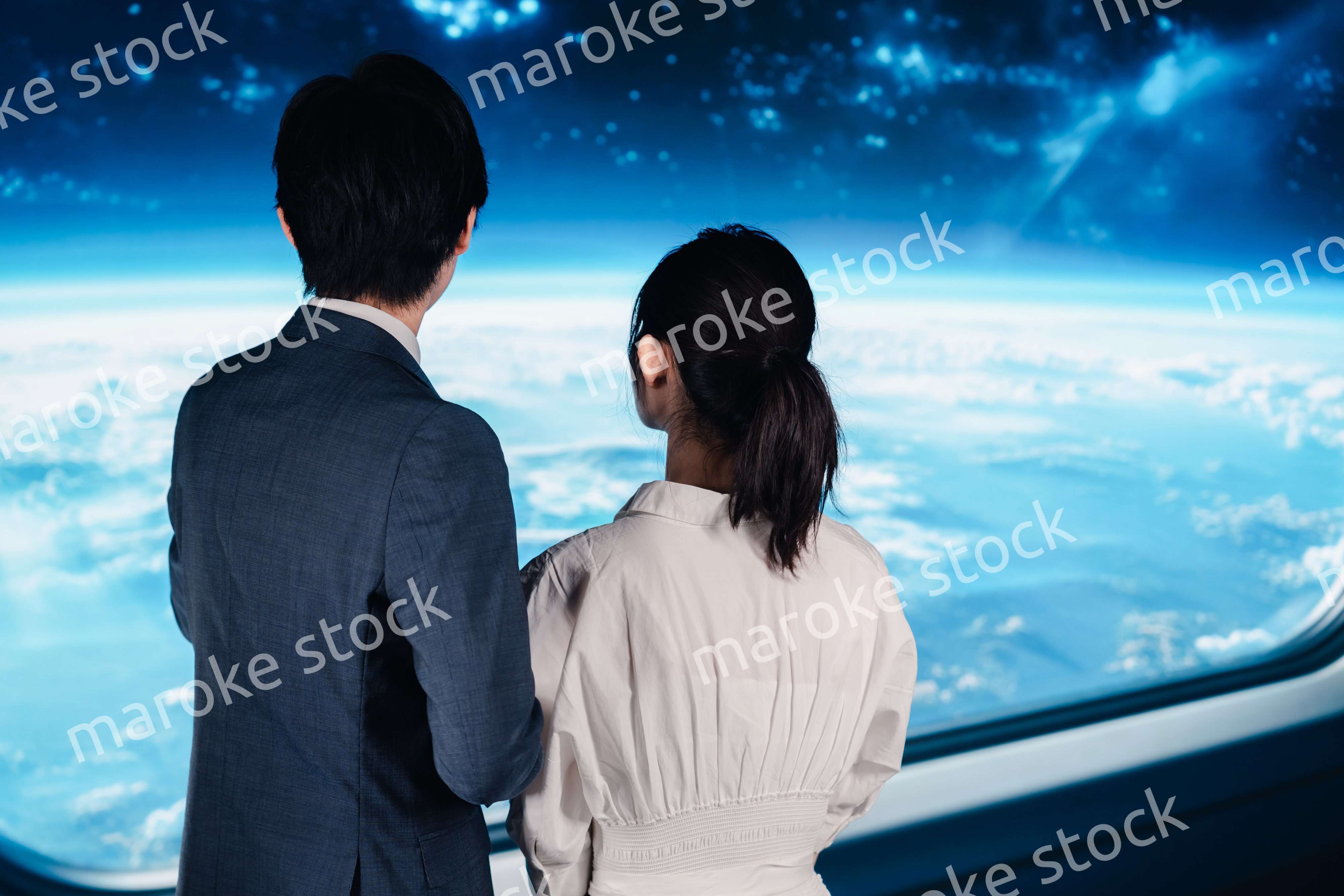 宇宙旅行をする若い夫婦