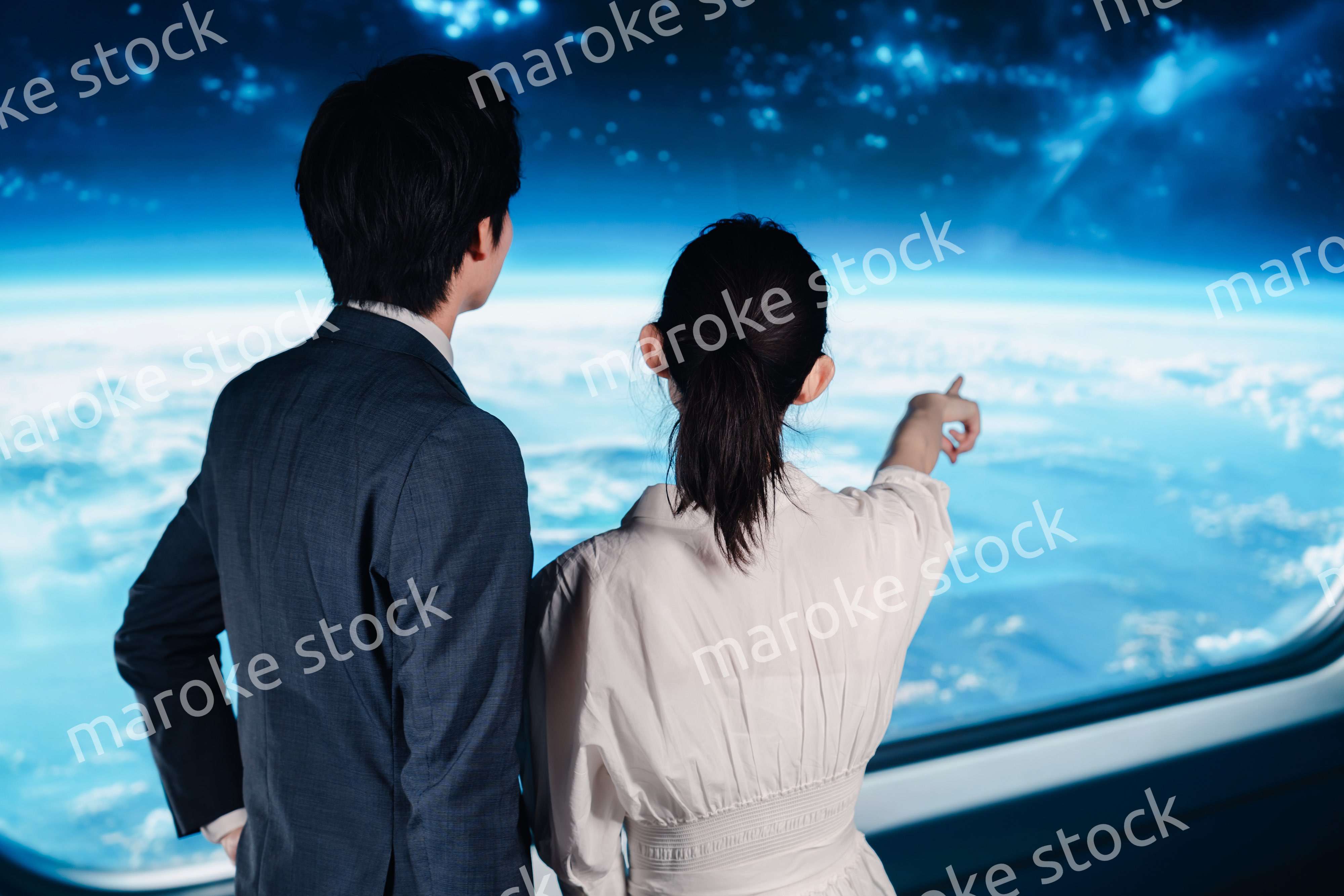 宇宙旅行をする若い夫婦