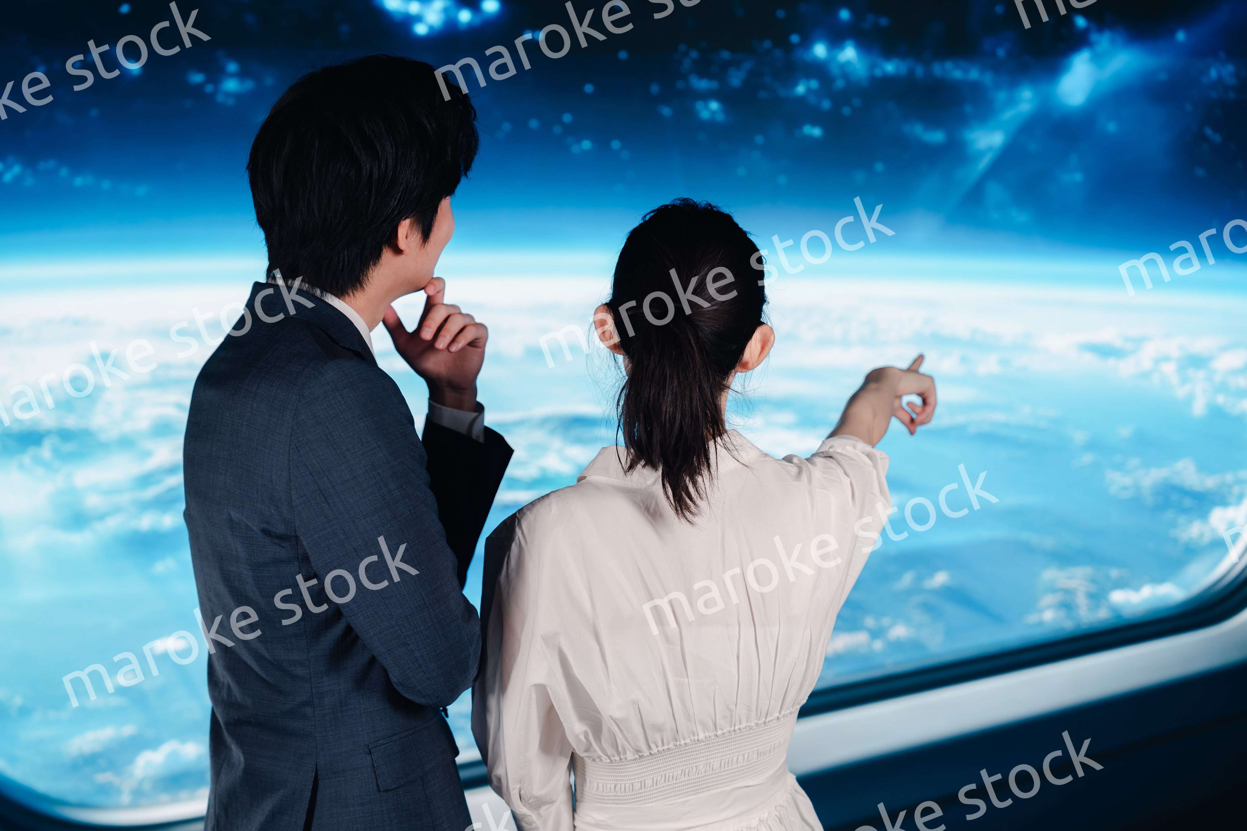 宇宙旅行をする若い夫婦
