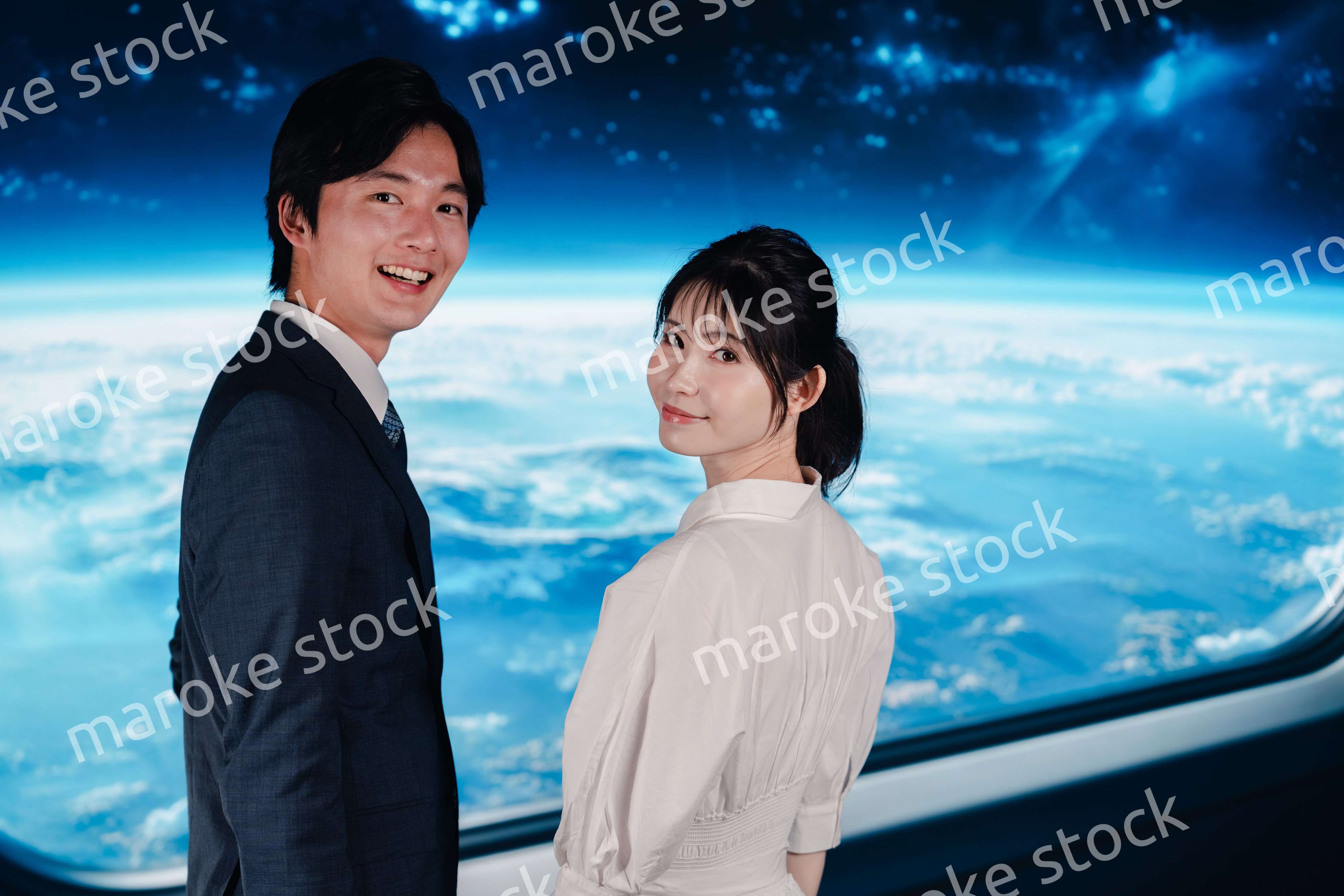 宇宙旅行をする若い夫婦