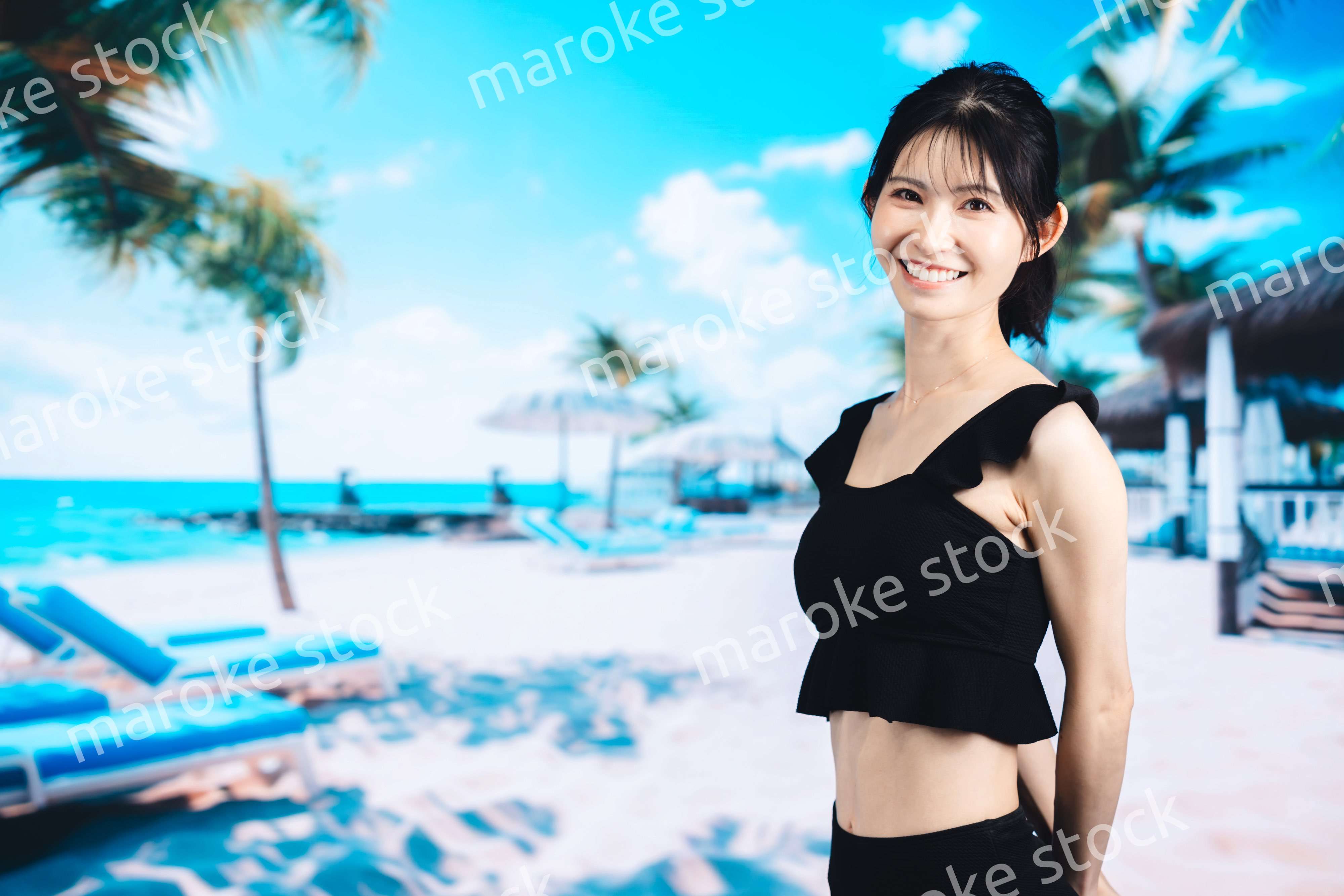 ビーチで夏を楽しむ若い女性