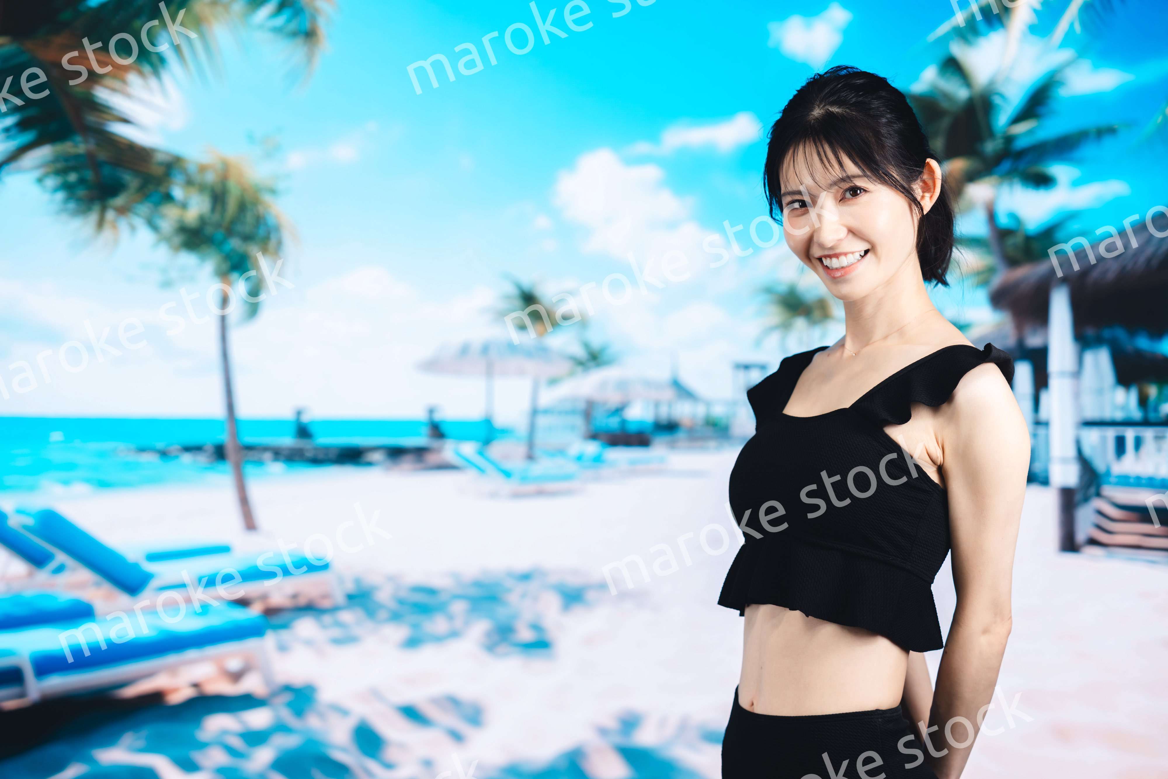 ビーチで夏を楽しむ若い女性