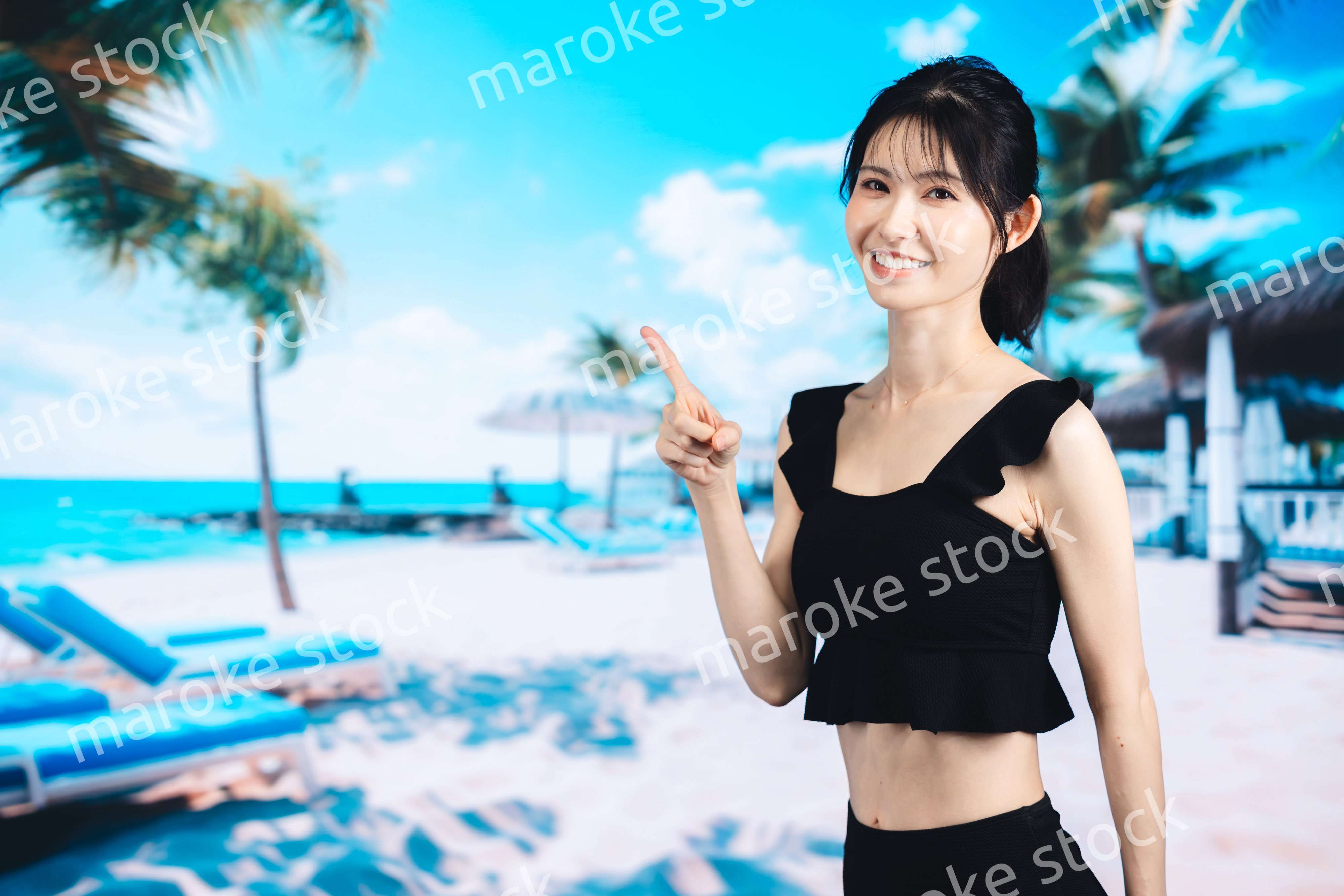 ビーチで夏を楽しむ若い女性