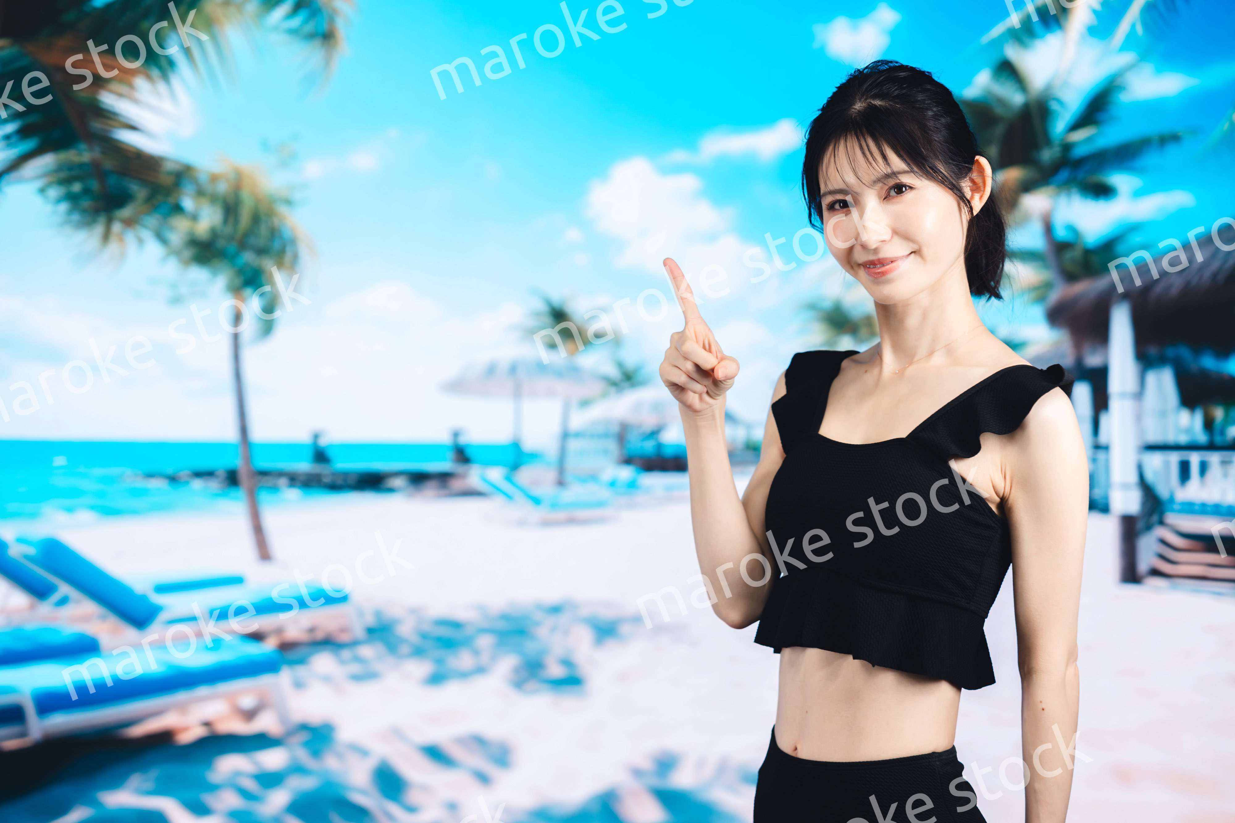 ビーチで夏を楽しむ若い女性