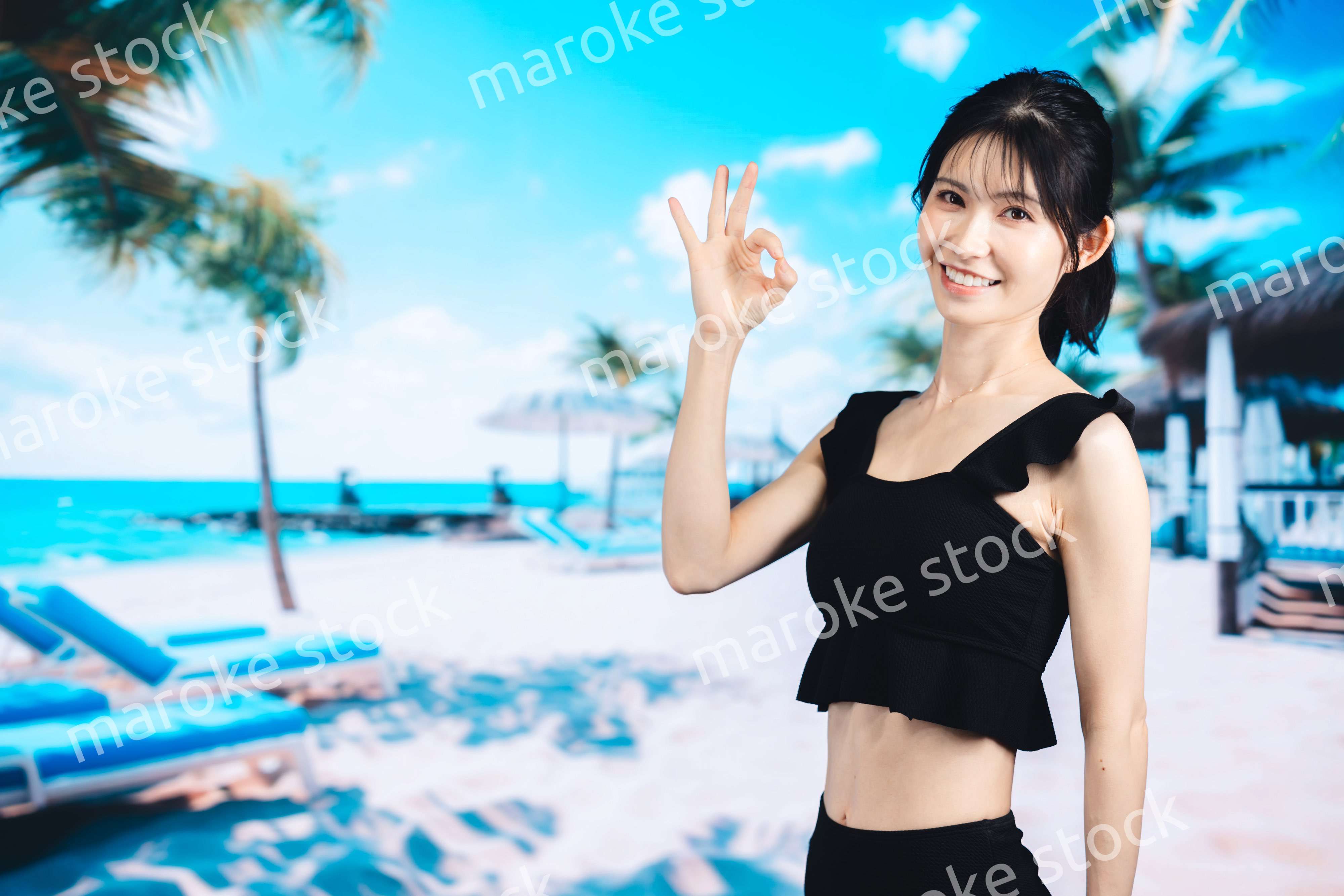 ビーチで夏を楽しむ若い女性