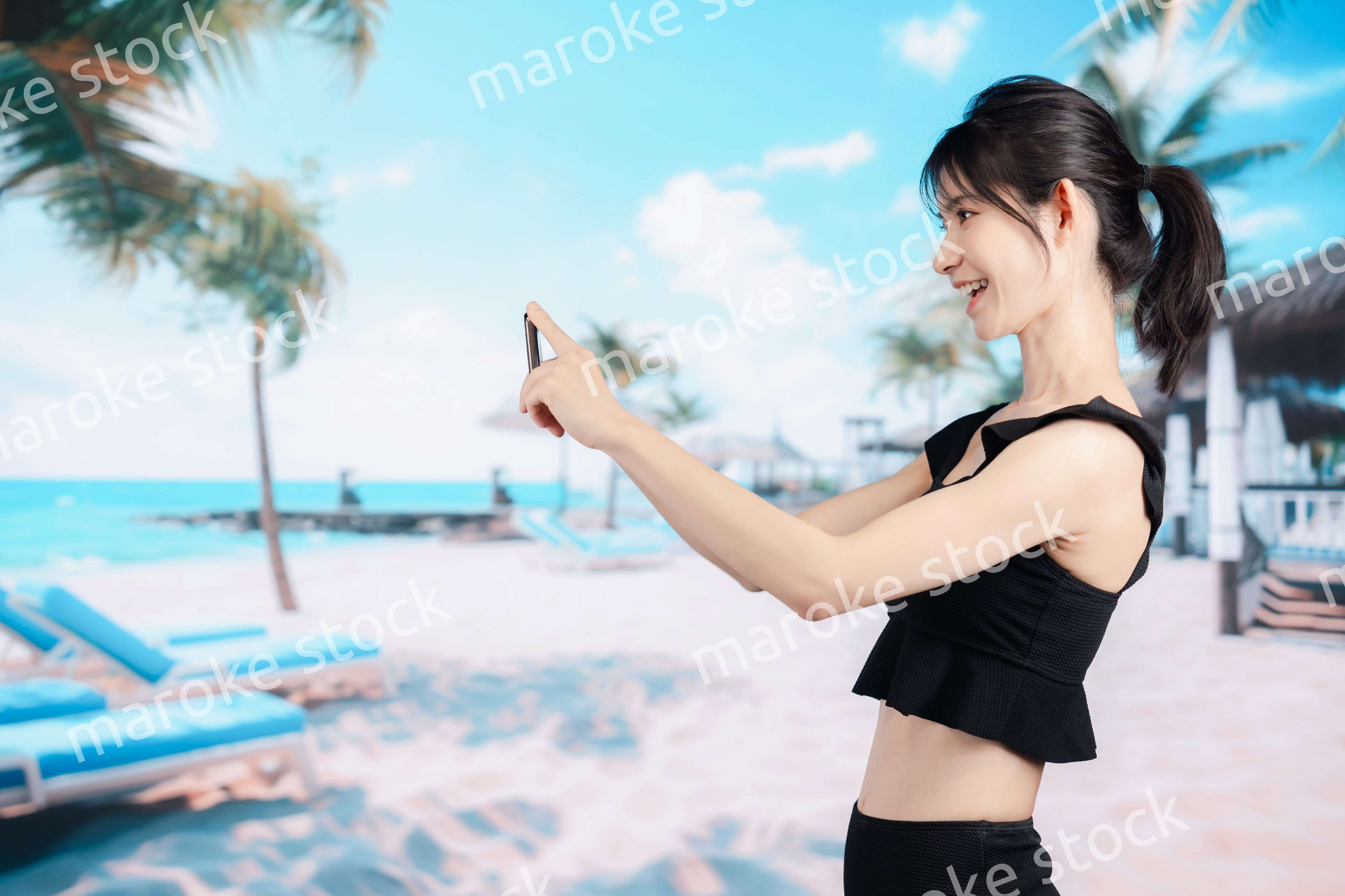 ビーチで自撮りをする若い女性