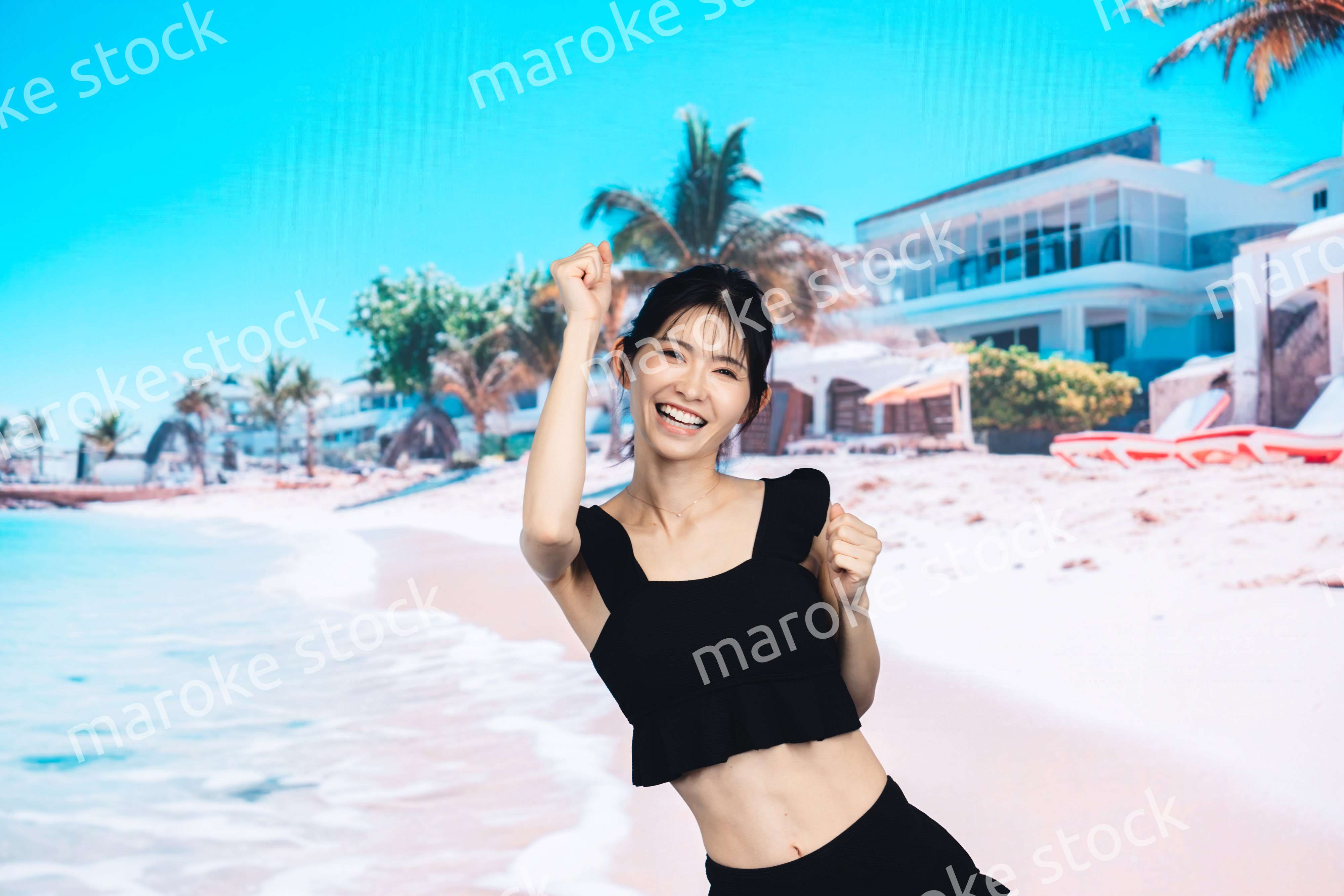 ビーチでハイテンションの若い女性