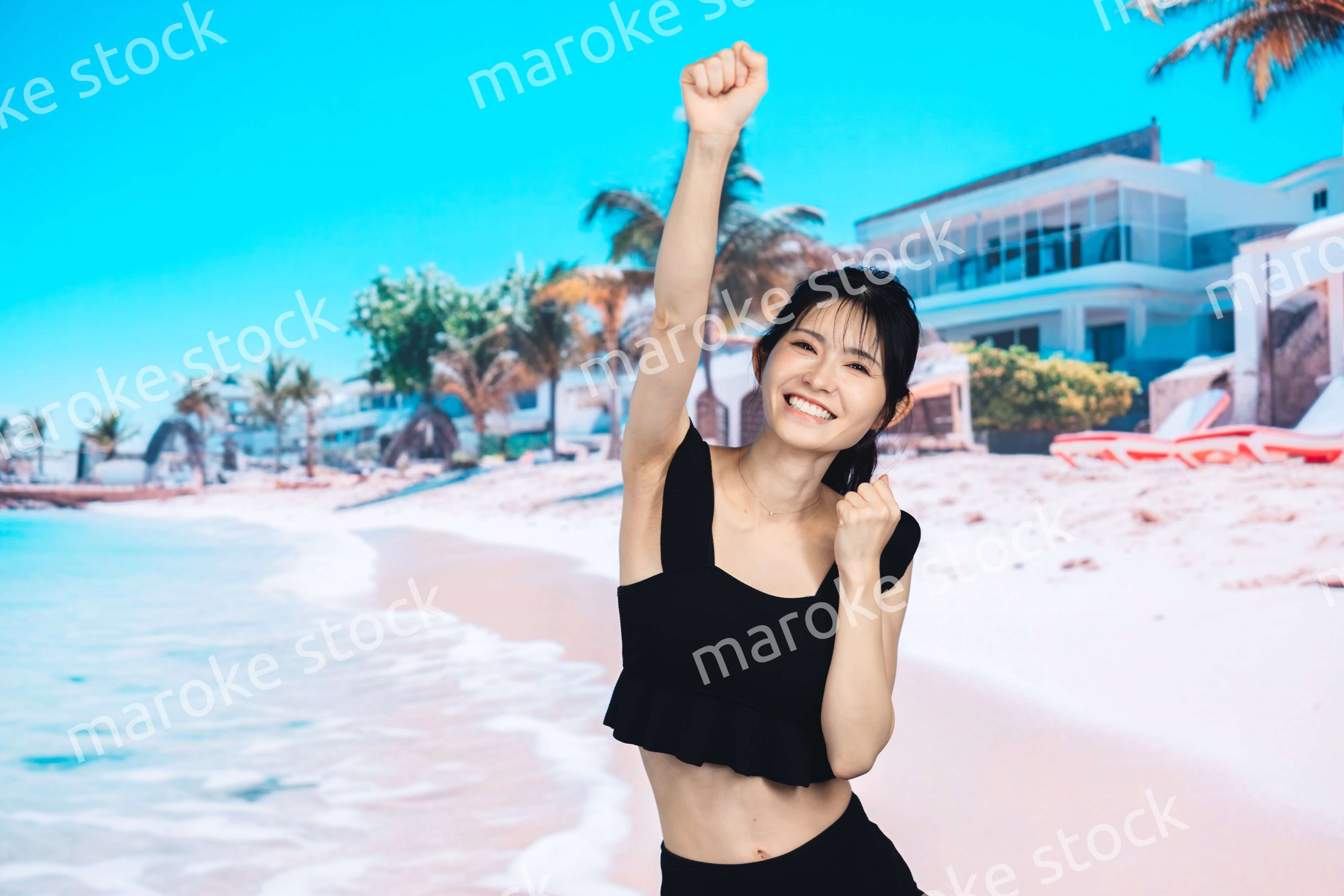 ビーチでハイテンションの若い女性