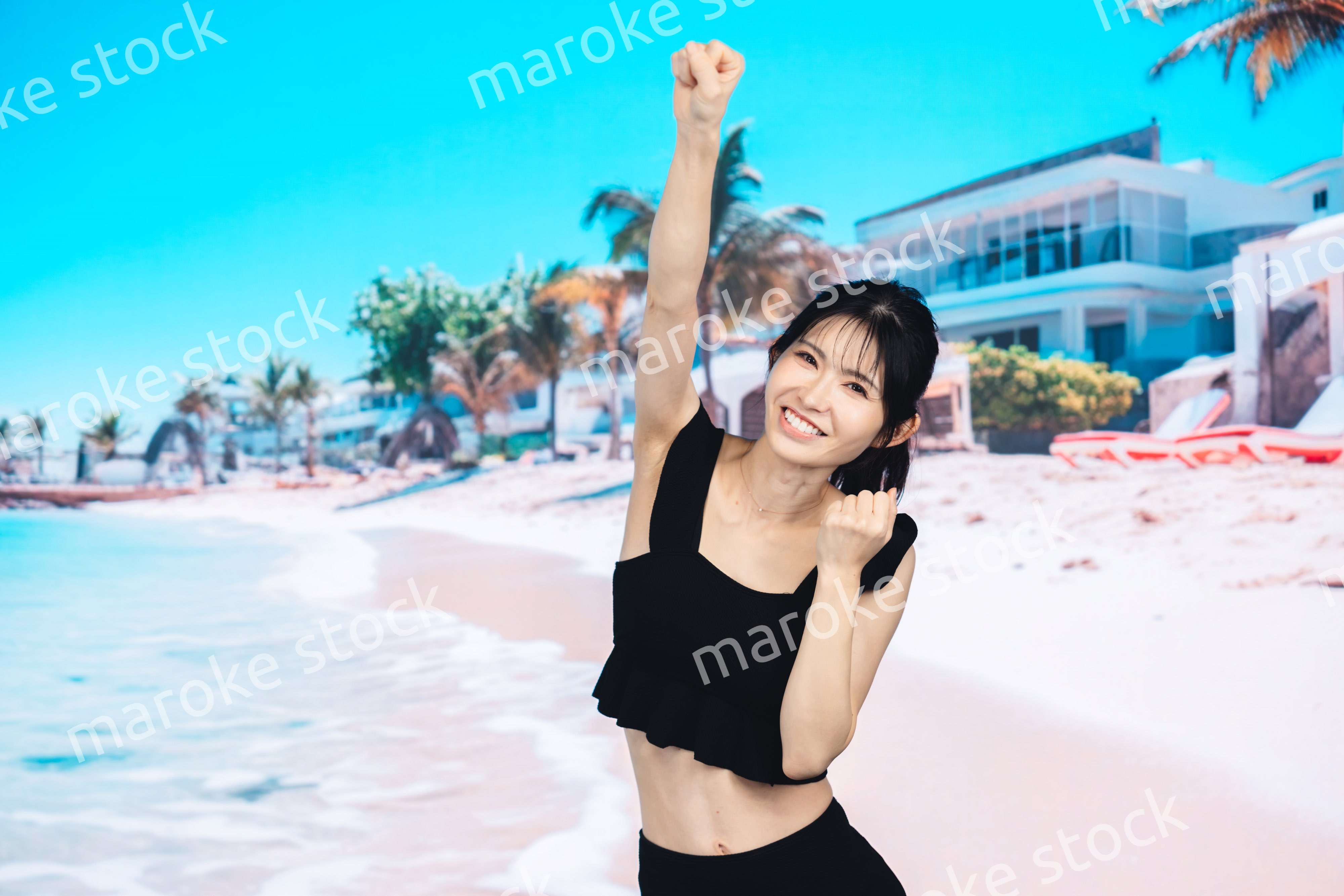 ビーチでハイテンションの若い女性