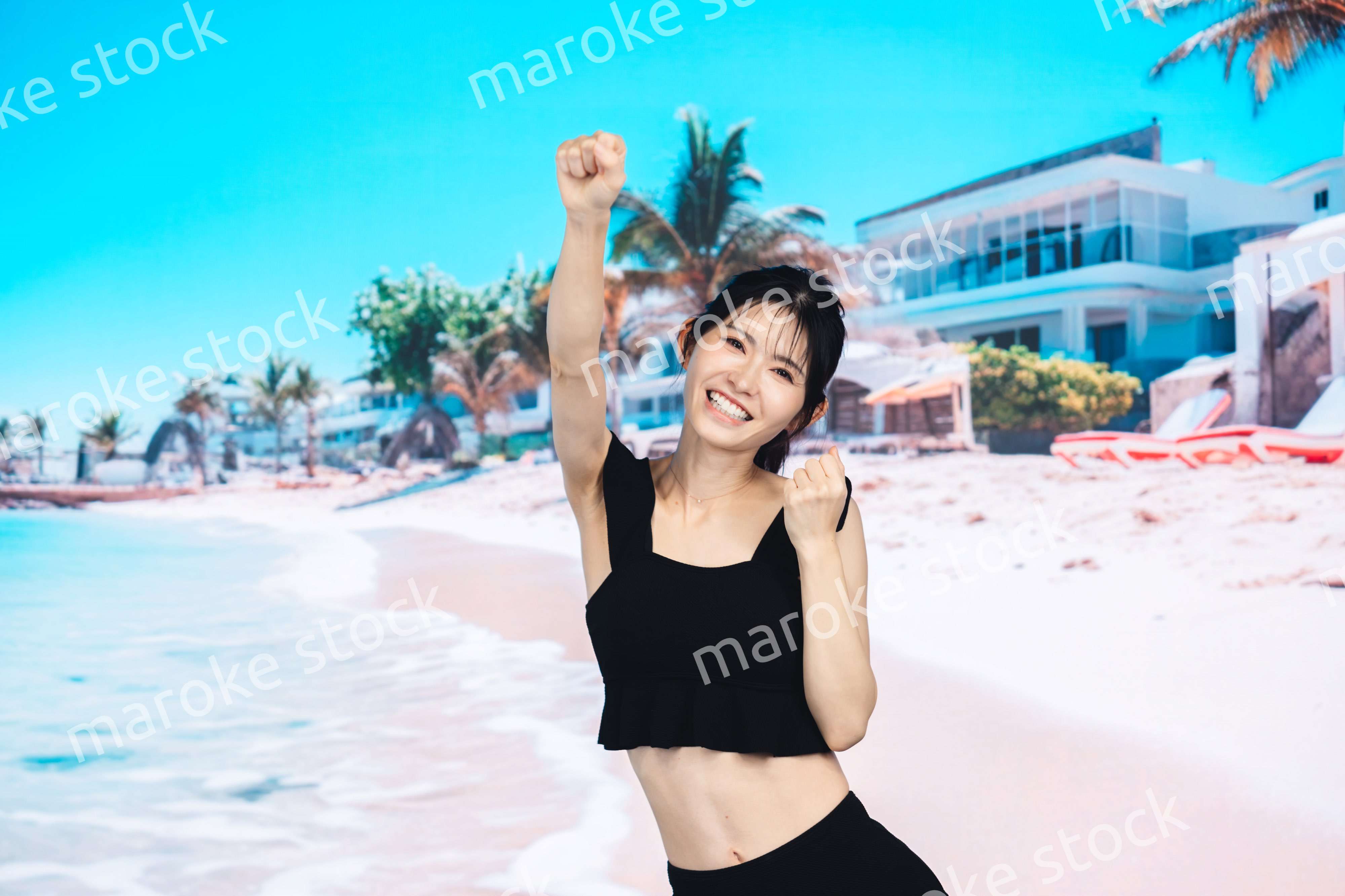 ビーチでハイテンションの若い女性