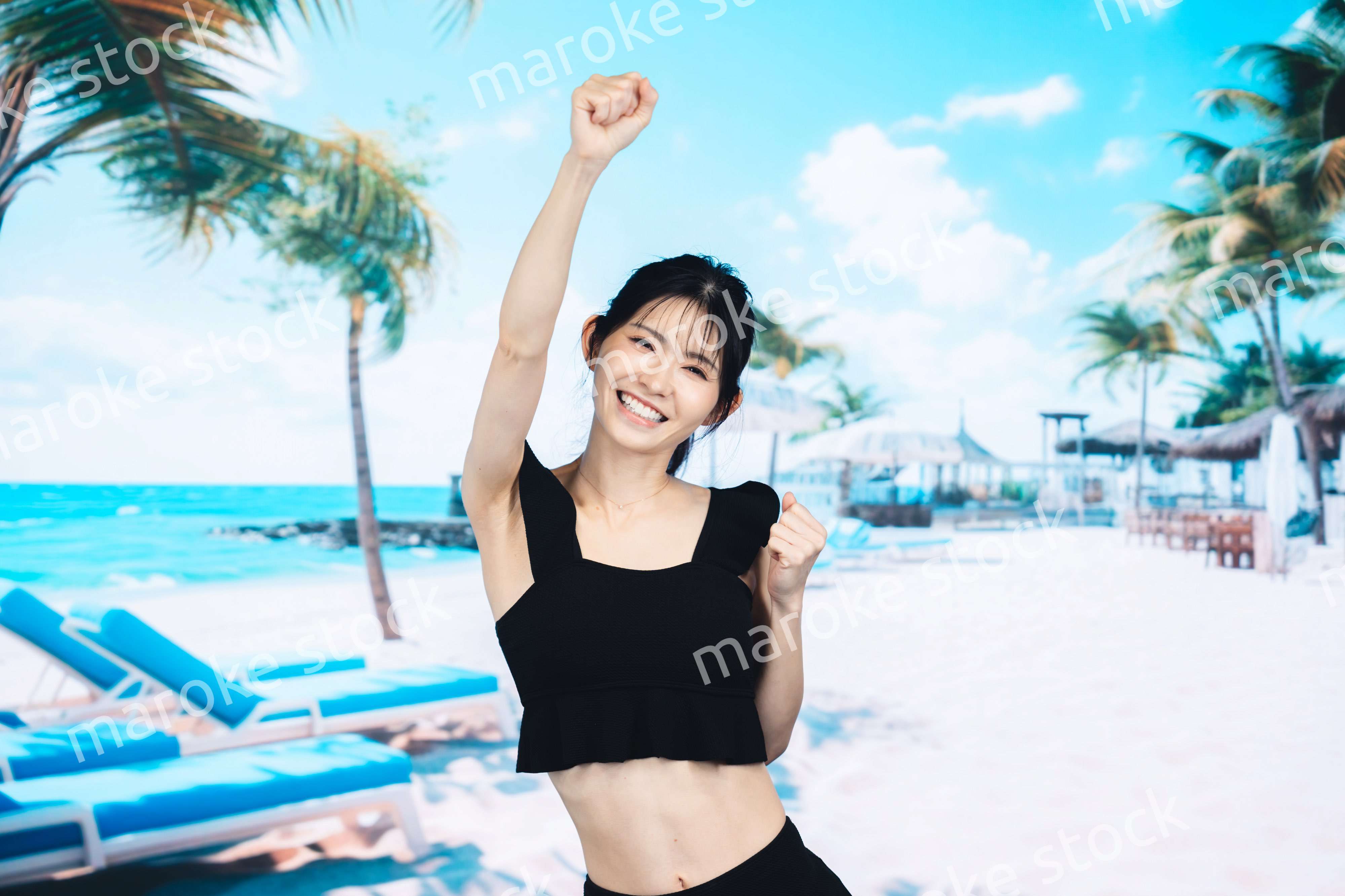 ビーチでハイテンションの若い女性